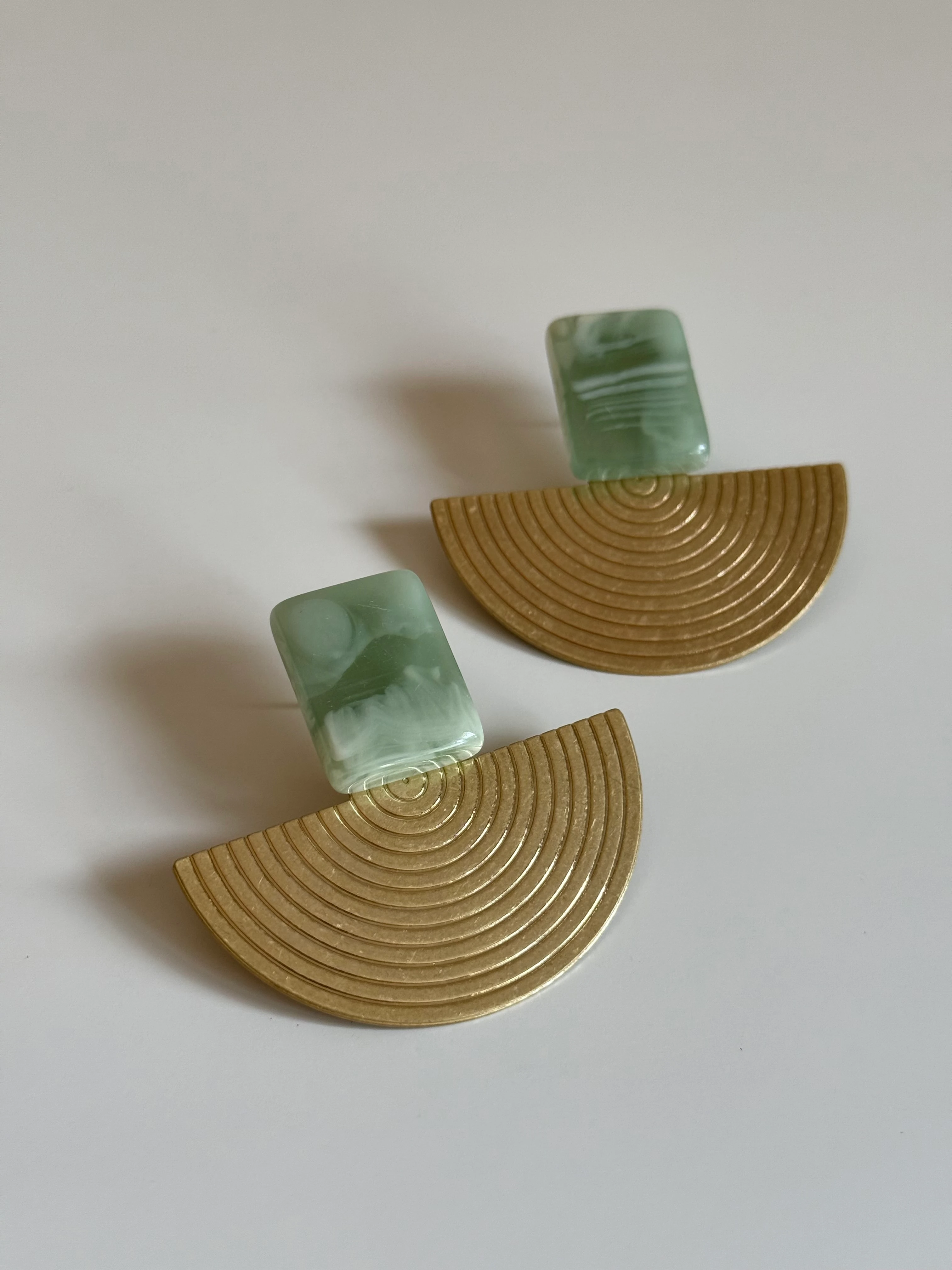 Gold Rengi Yeşil Doğal Taşlı Yarım Daire Kadın Küpe