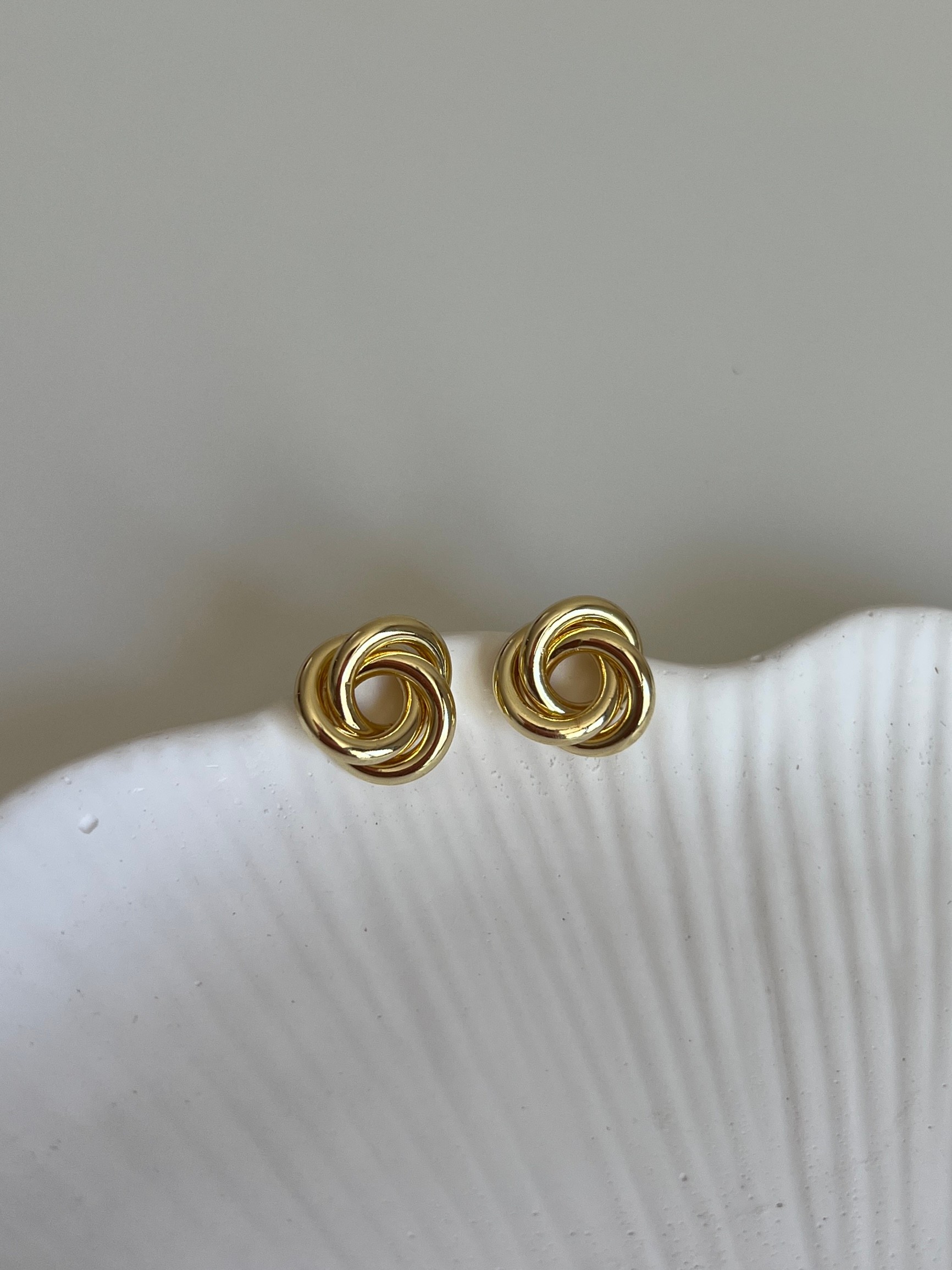 Gold Rengi Düğüm Model Kadın Küpe
