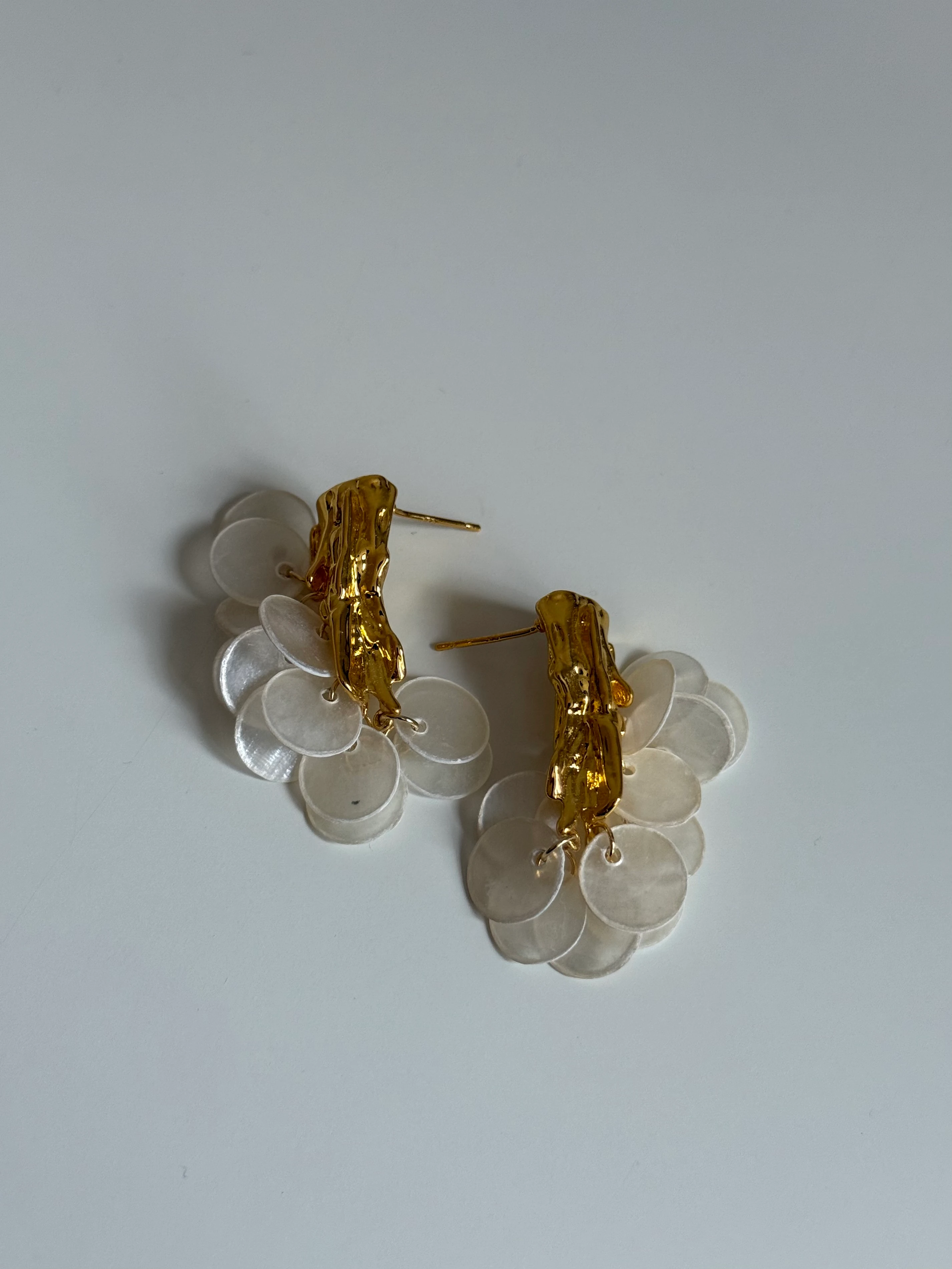 Gold Rengi Yuvarlak Sedef Taşlı Kadın Küpe