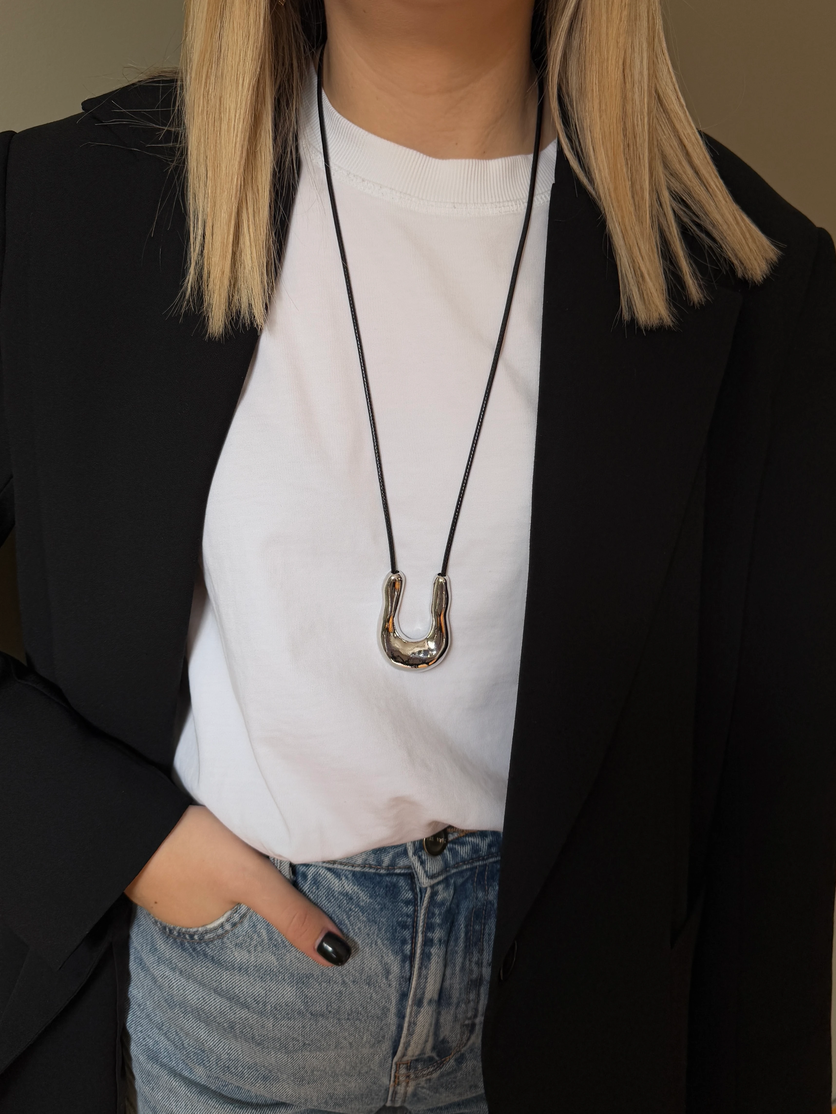 Deri İpli U Uçlu Kadın Kolye