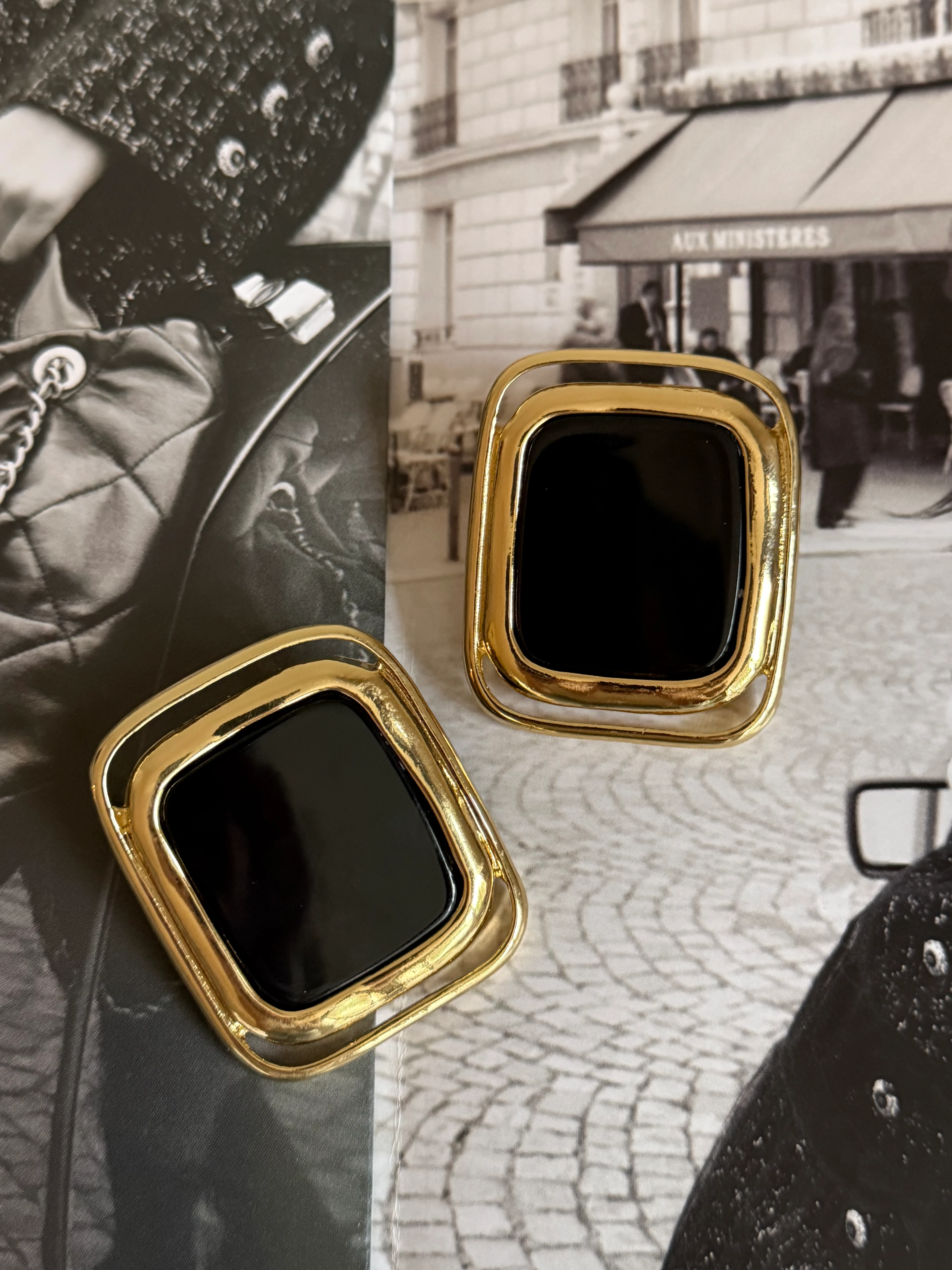 Gold Rengi Siyah Taşlı Dikdörtgen Model Kadın Küpe