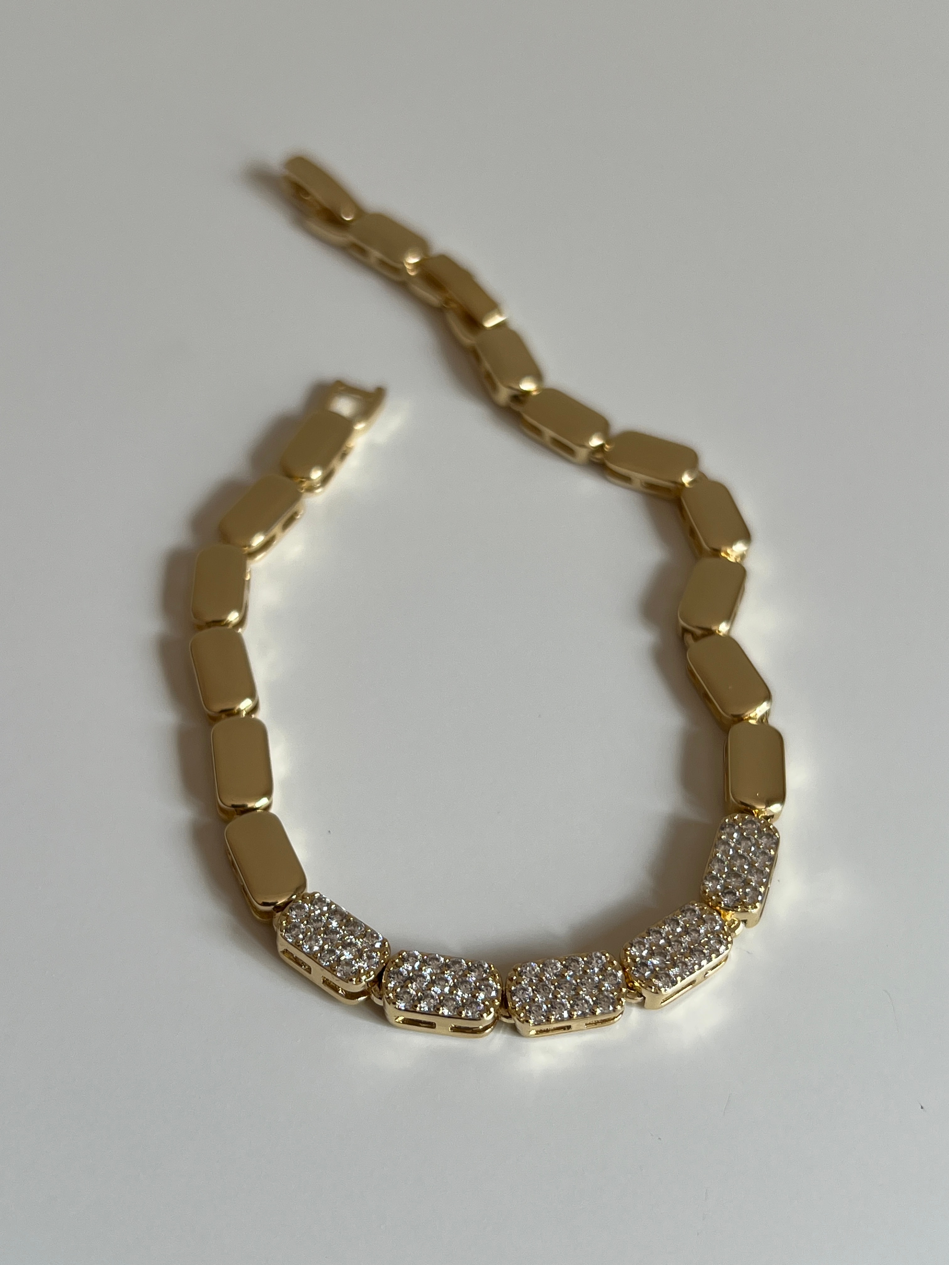 Gold Rengi Zirkon Taşlı Kadın Bileklik