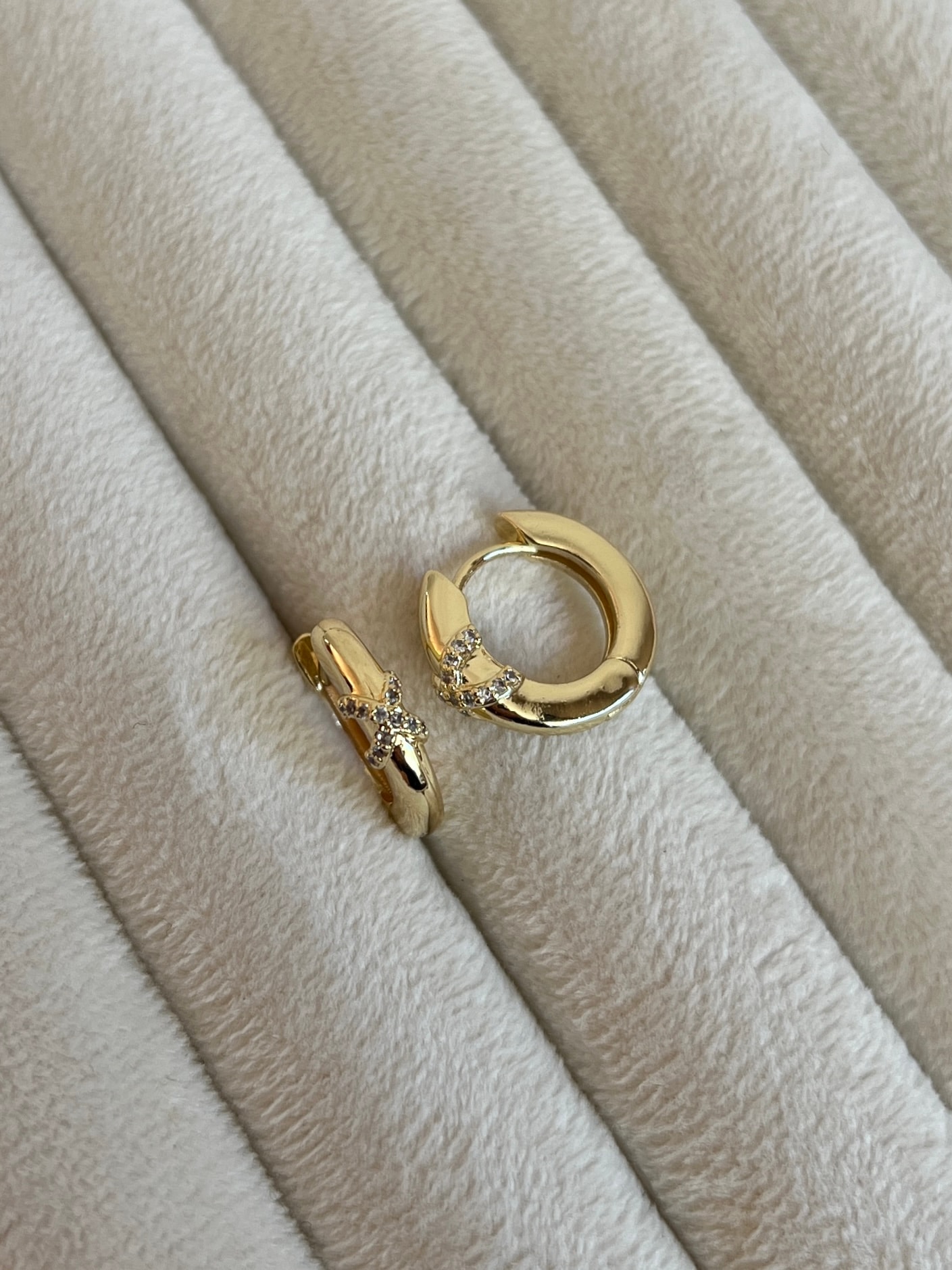 Gold Rengi Zirkon Taşlı Çarpı Detaylı Kadın Halka Küpe