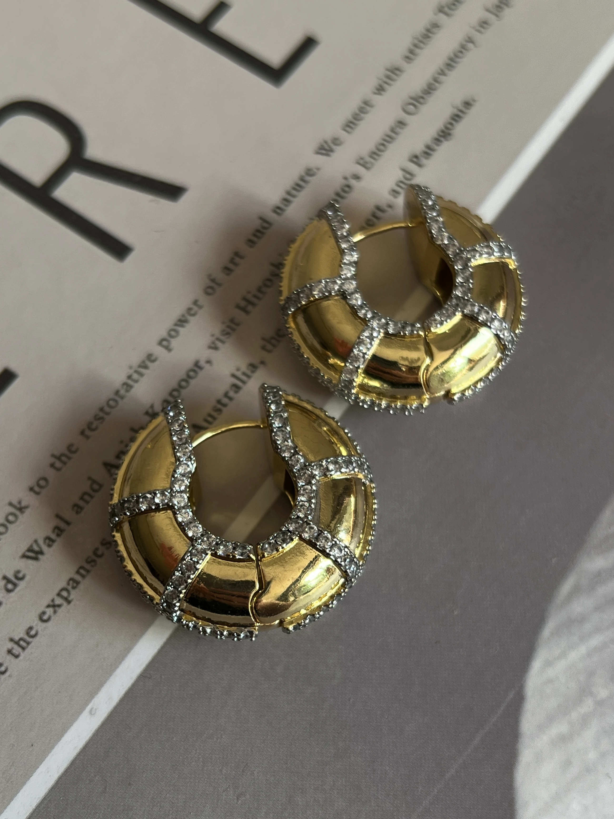 Zirkon Taşlı Yuvarlak Model Kadın Küpe