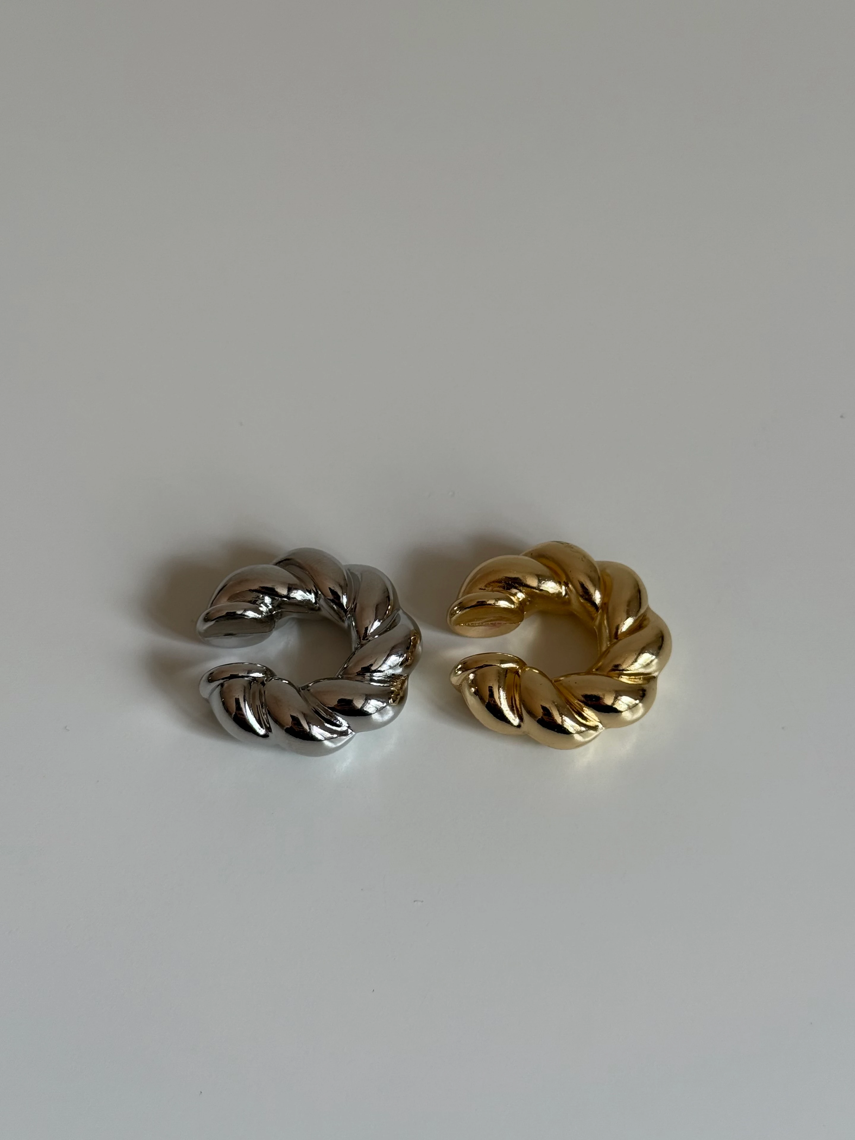 Sarmal Model Kadın Kıkırdak Küpe