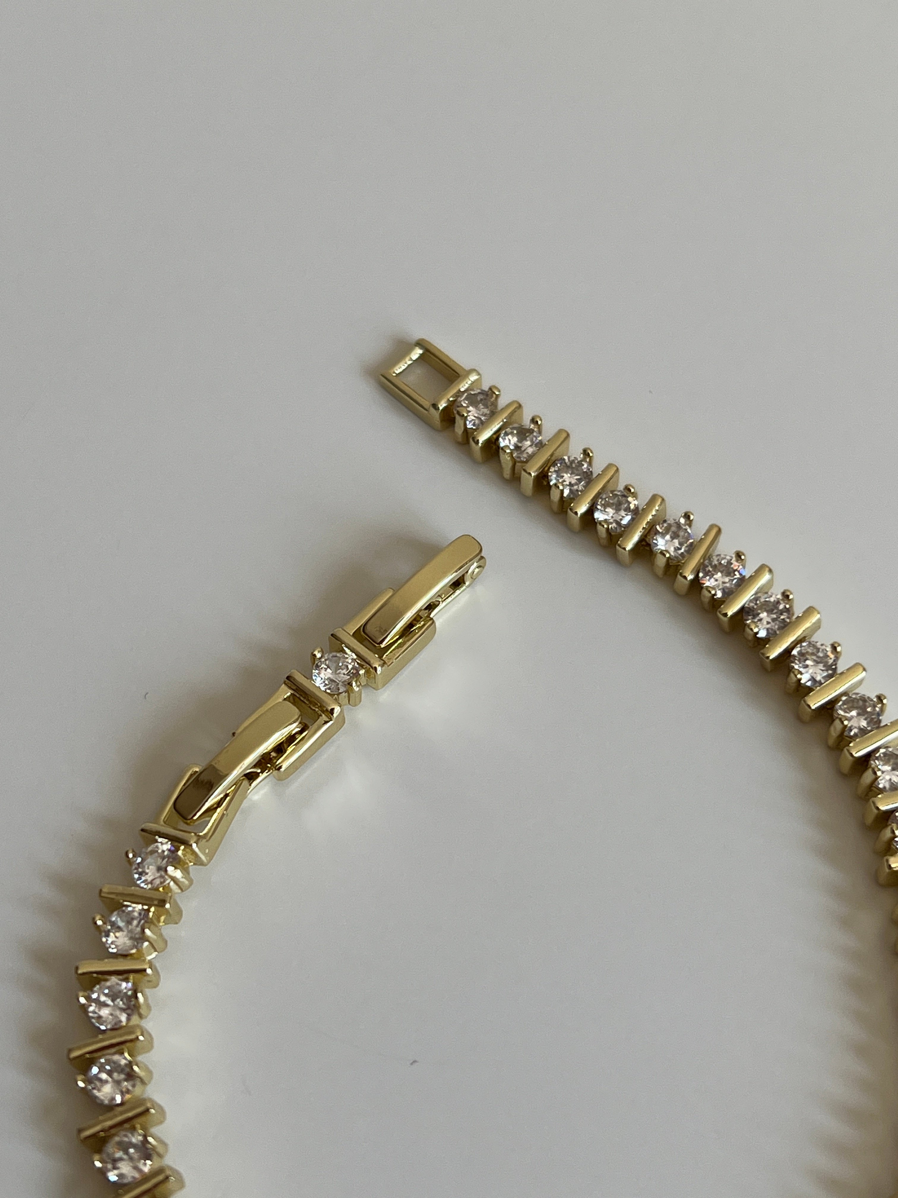 Gold Rengi Sıralı Yuvarlak Zirkon Taşlı Kadın Bileklik