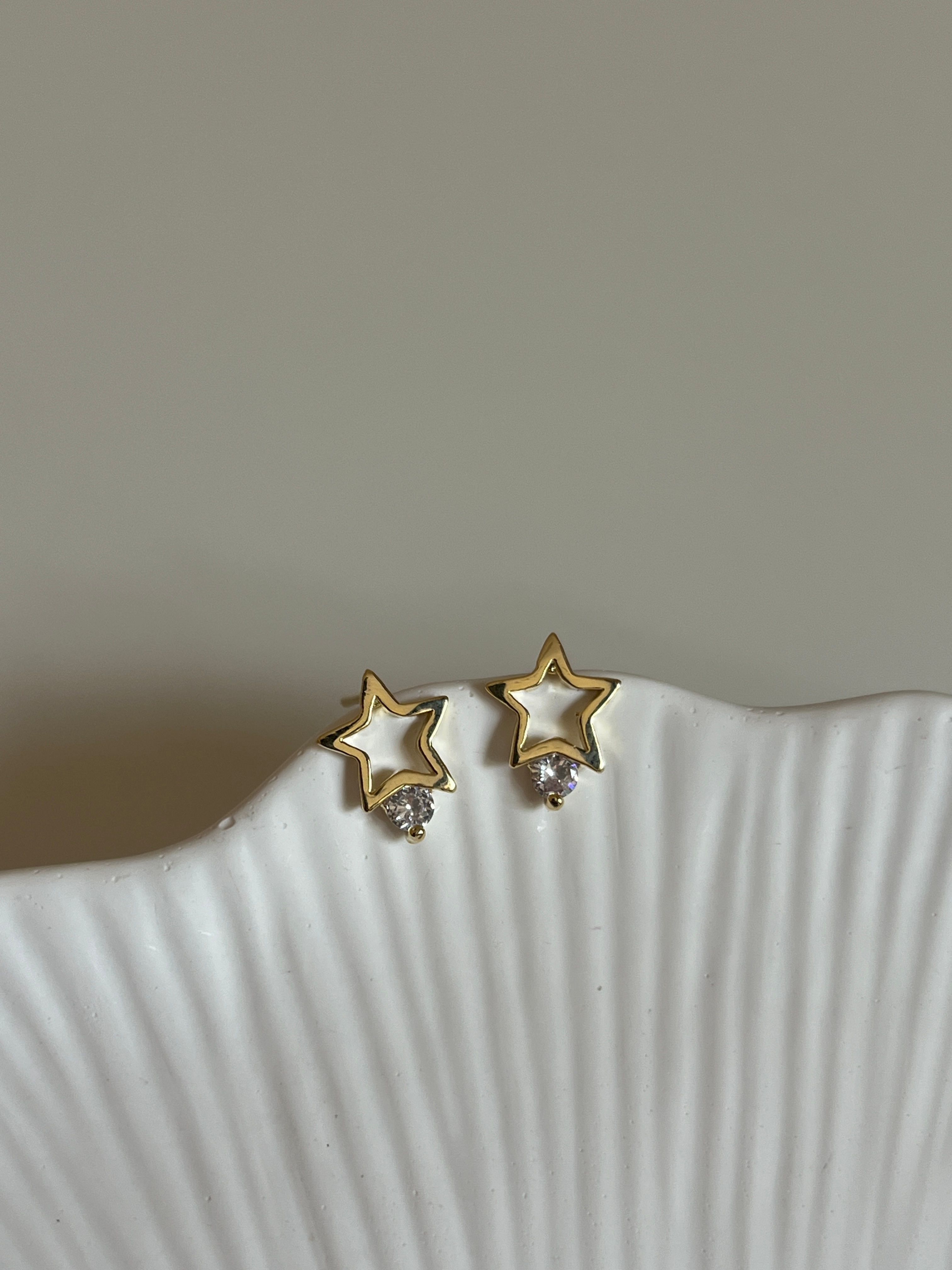Gold Rengi Yıldız Model Zirkon Taş Detaylı Kadın Minimal Küpe