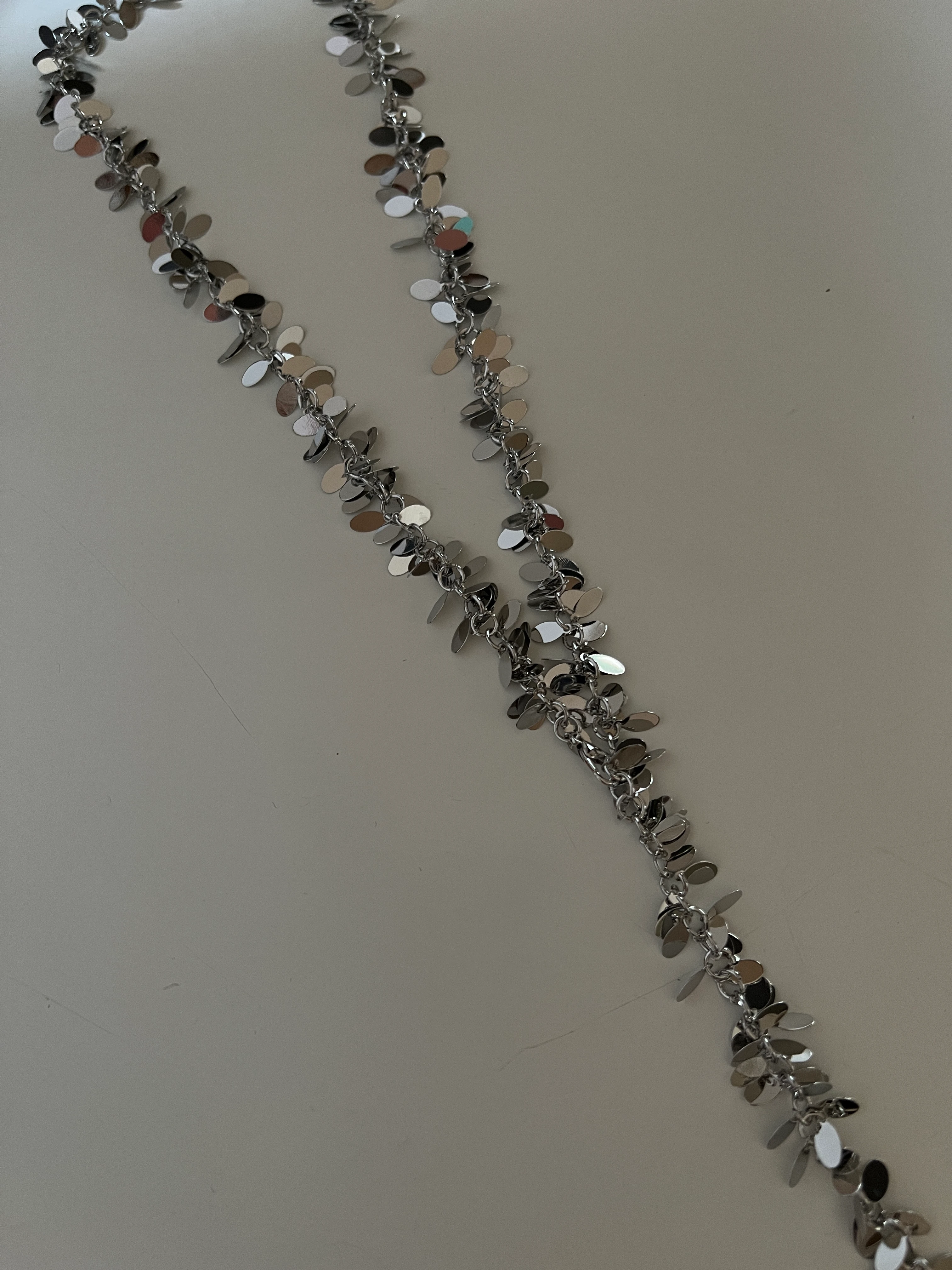 Pullu Uzun Kadın Kolye