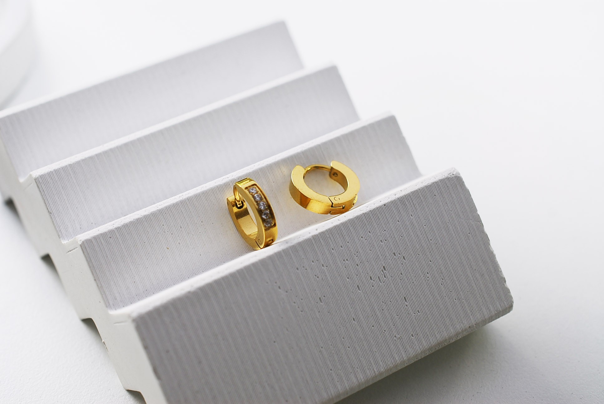 Gold Rengi Zirkon Taşlı Halka Kadın Küpe