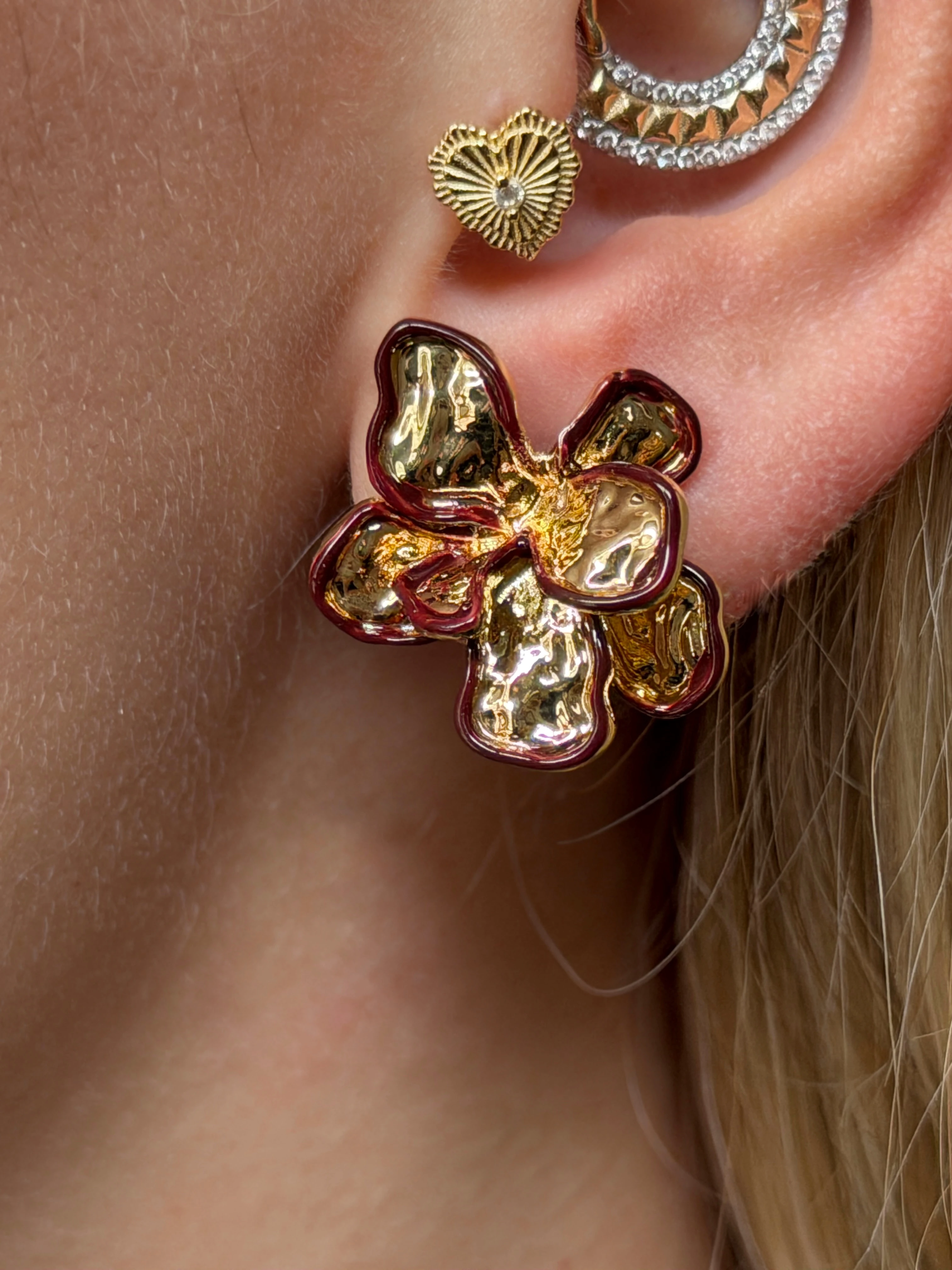 Gold Rengi Kahverengi Şeritli Çiçek Model Kadın Küpe