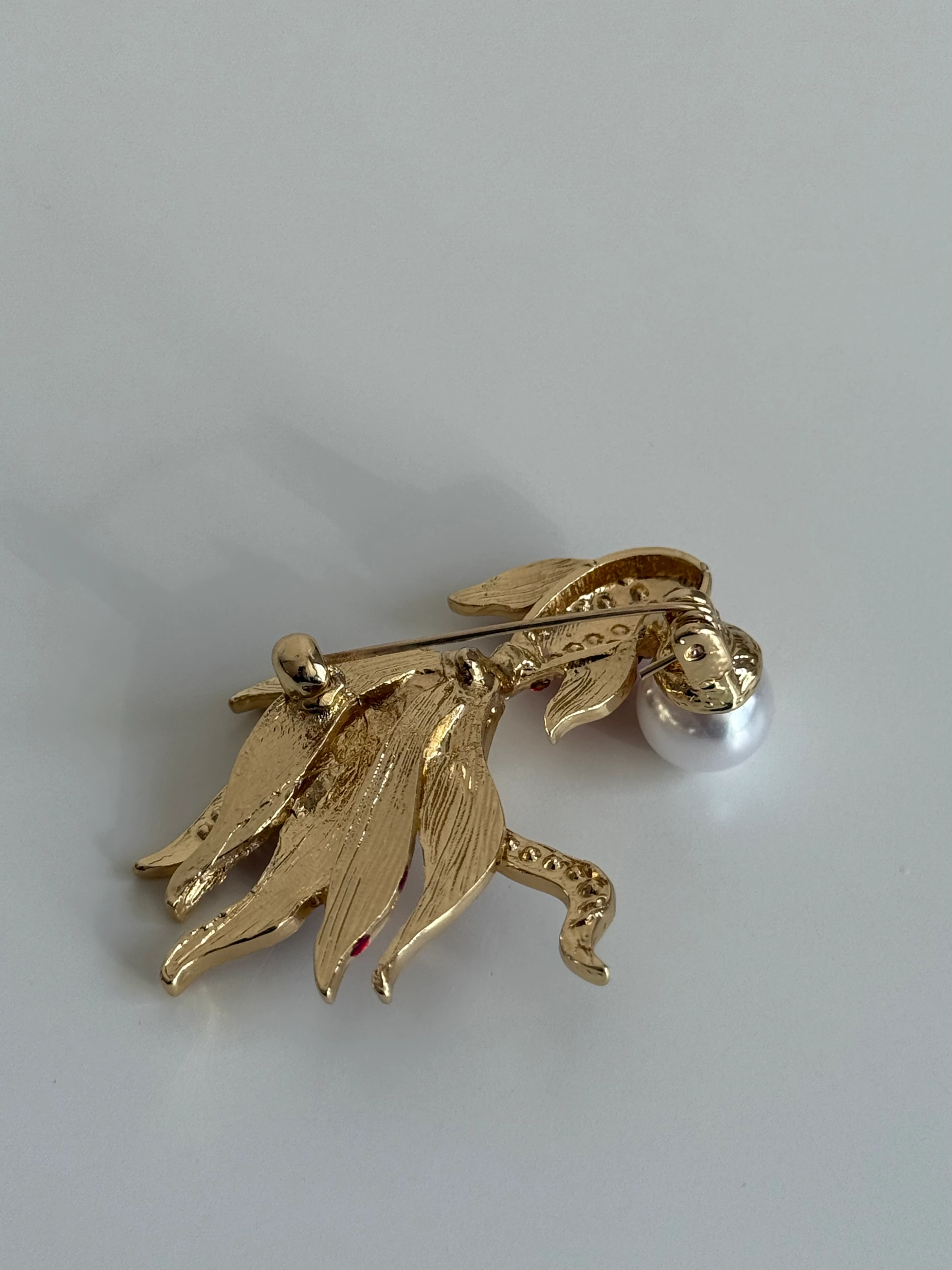 İnci Detaylı Balık Figür Broş
