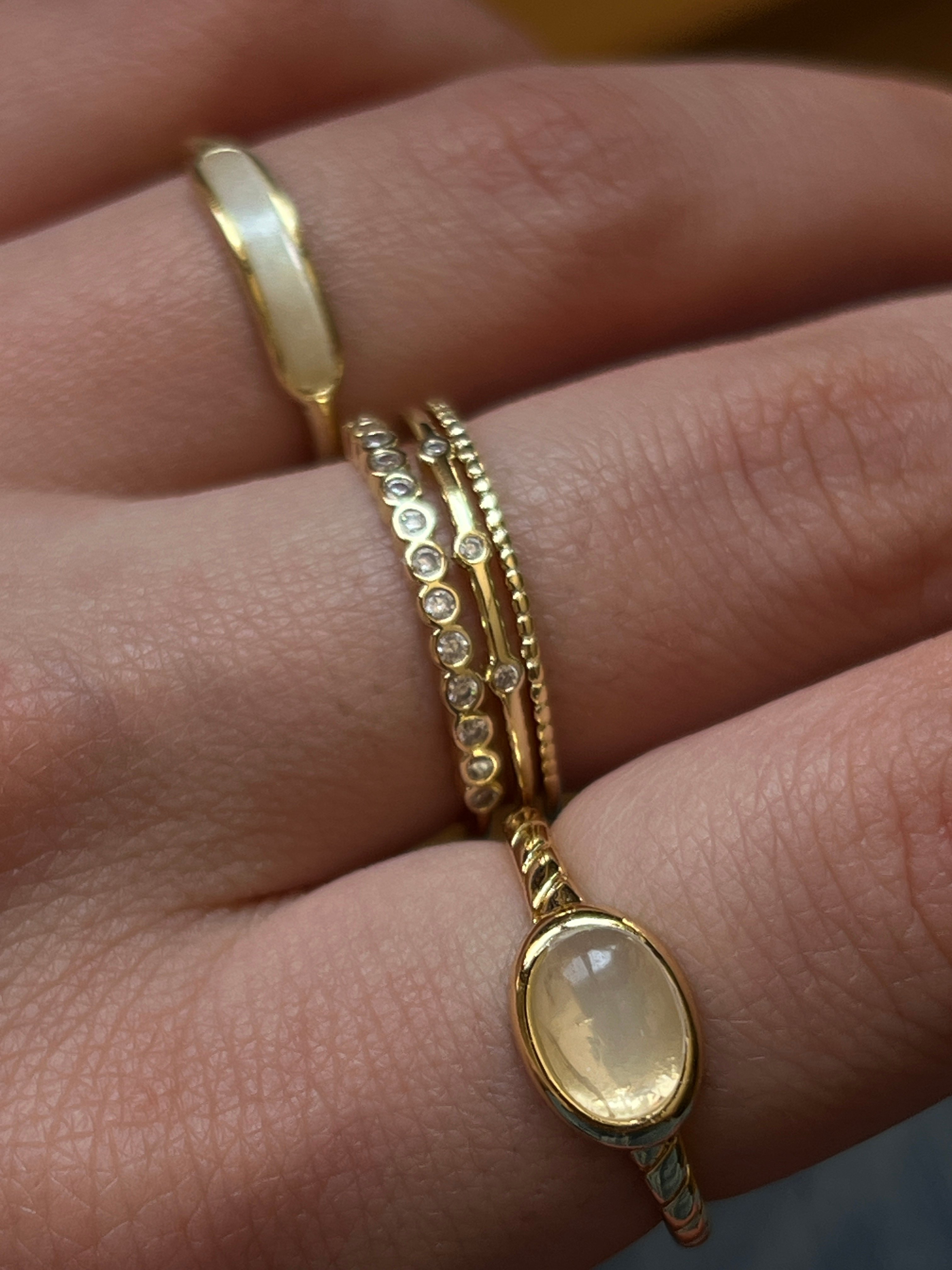 Gold Rengi Renkli Taşlı Kadın Yüzük