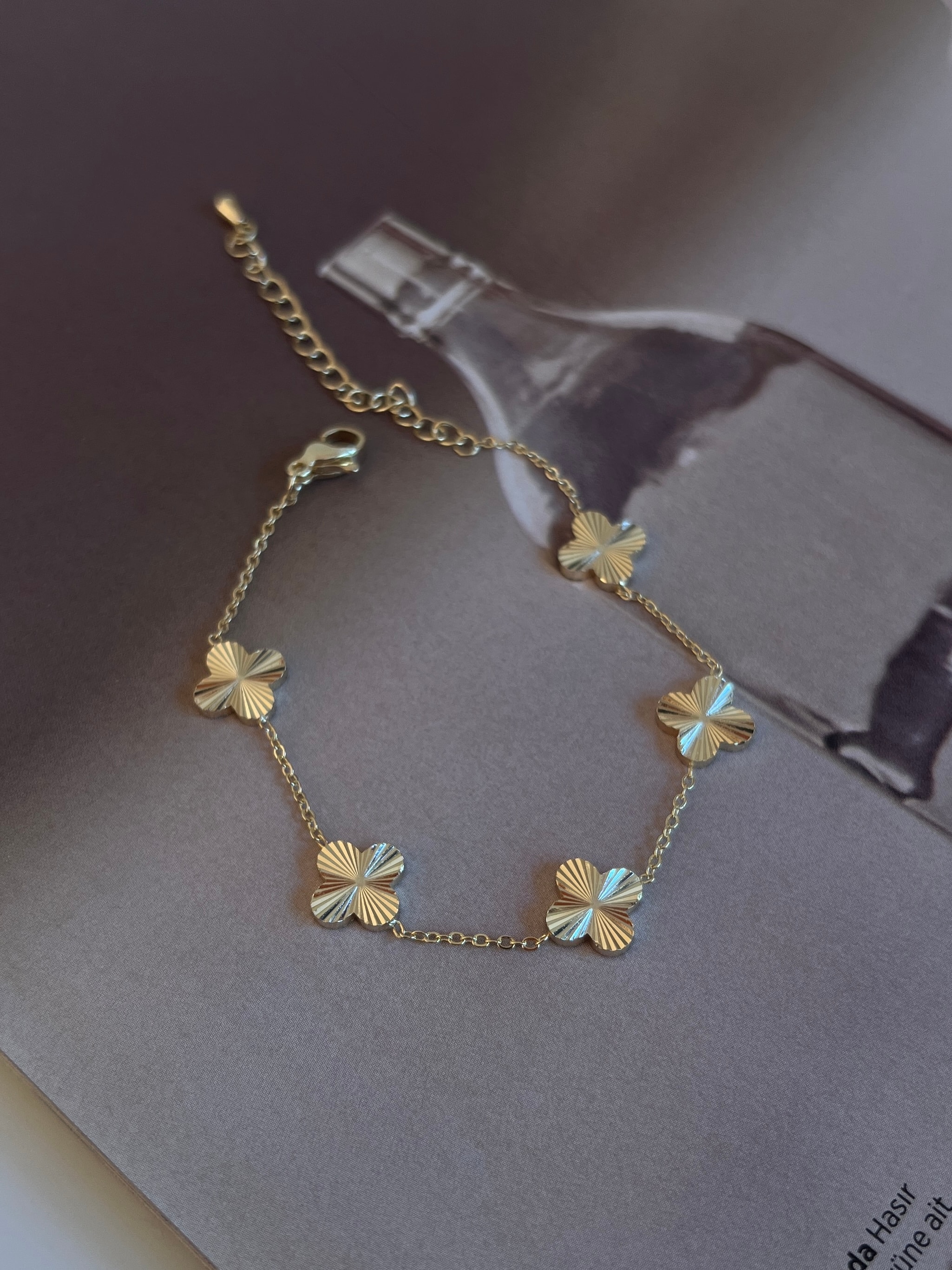 Gold Rengi Çizgili Yonca Model Kadın Bileklik 