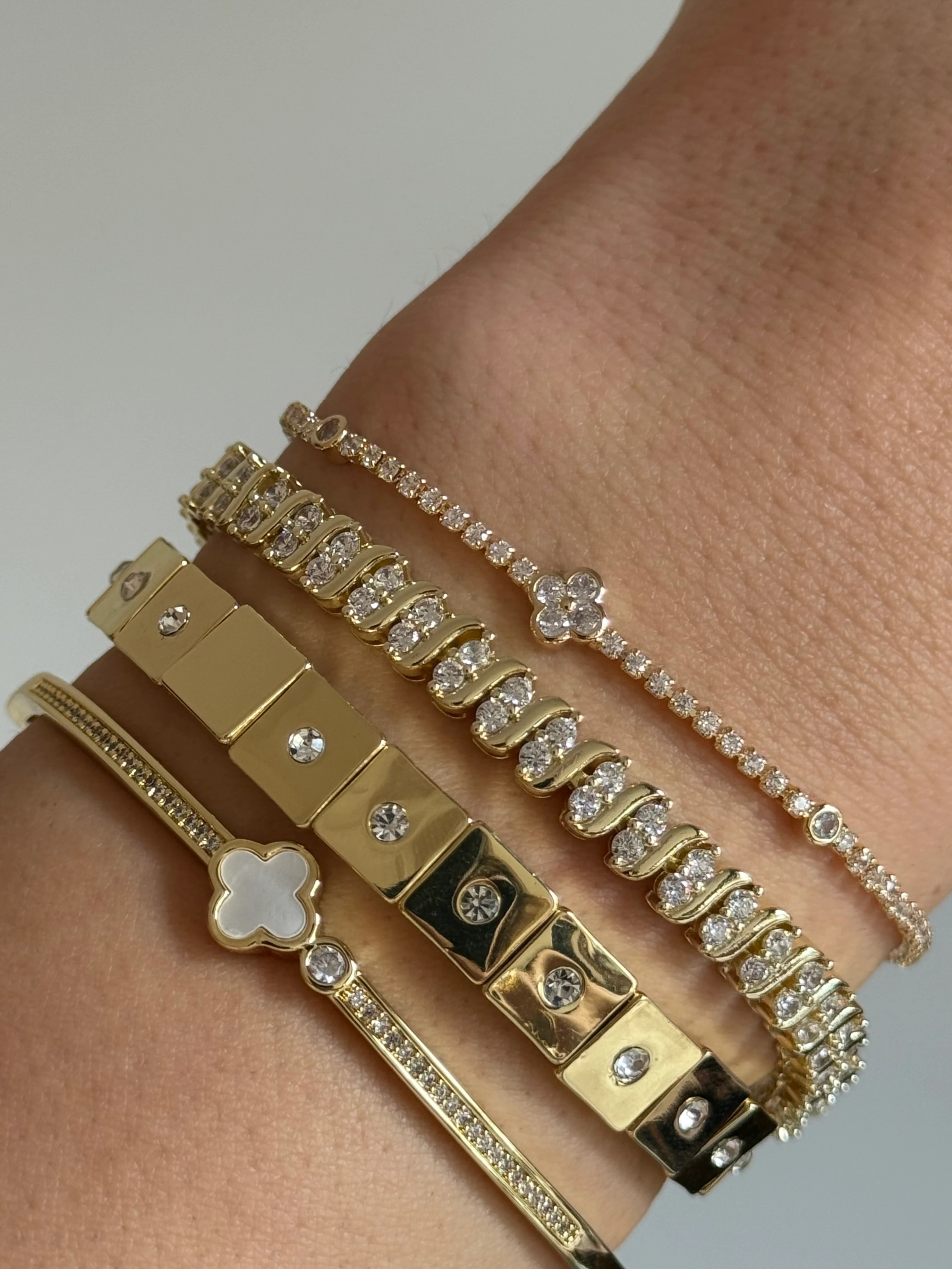 Gold Rengi Tek Taş Detaylı Kare Blok Model Kadın Bileklik