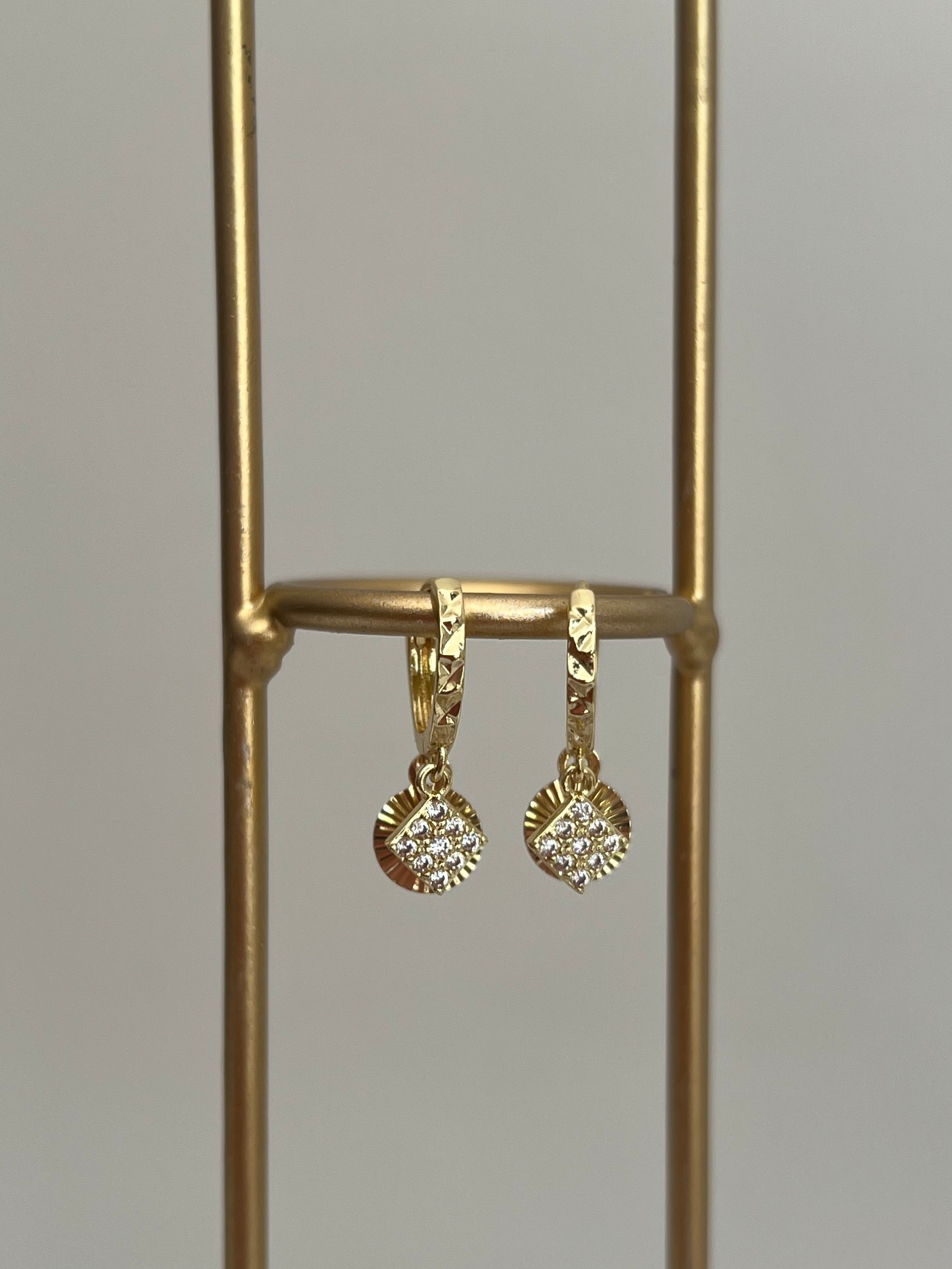 Gold Rengi Zirkon Taşlı Yuvarlak Ve Kare Uç Detay Sallantılı Kadın Halka Küpe