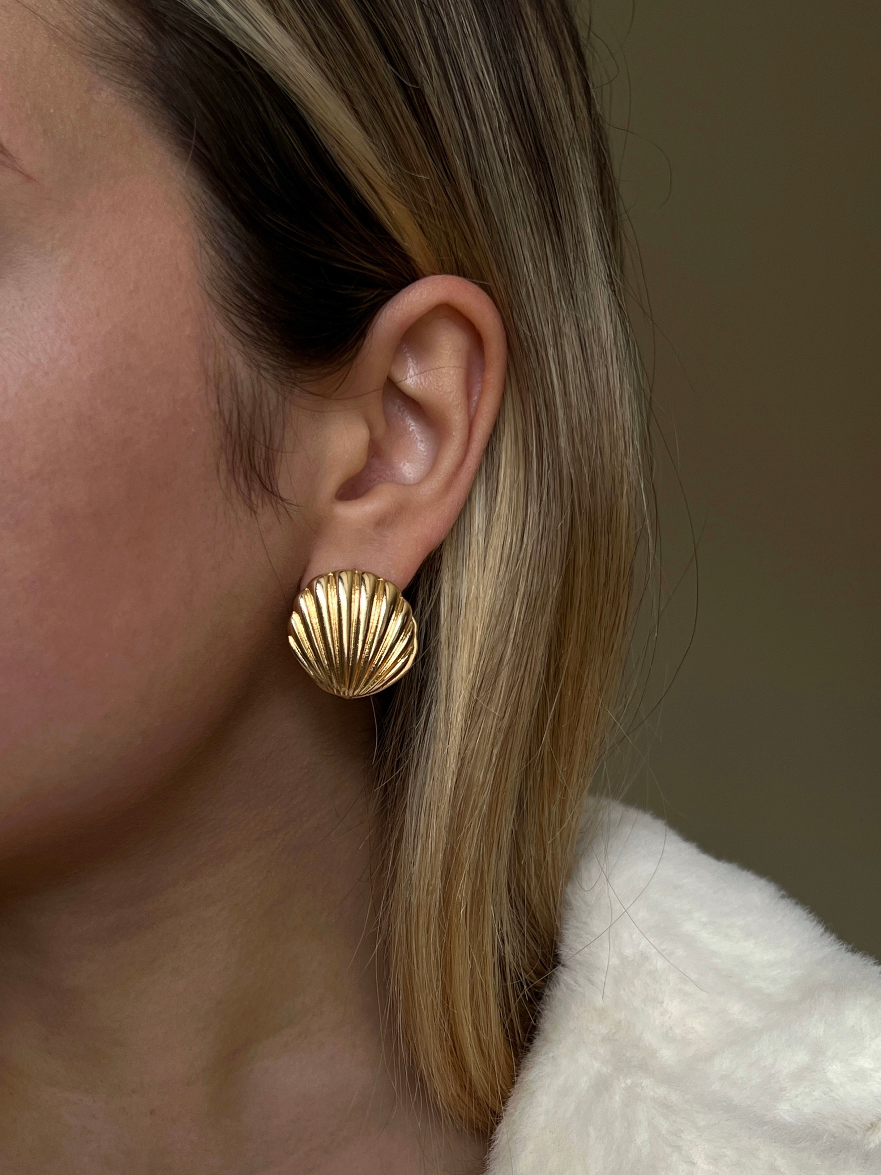 Gold Rengi Midye Model Kadın Küpe