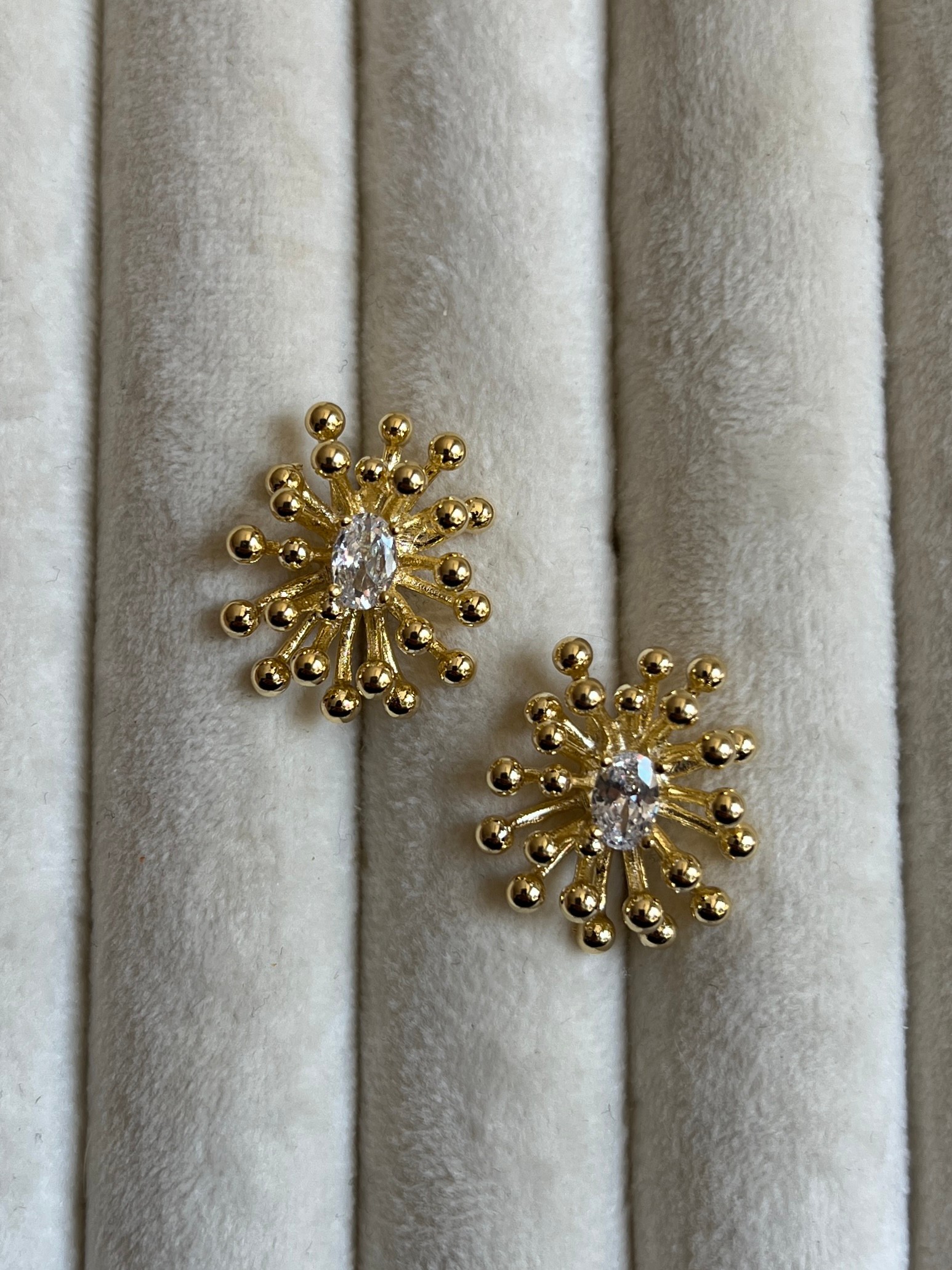 Gold Rengi Zirkon Taş Detaylı Çiçek Model Kadın Küpe