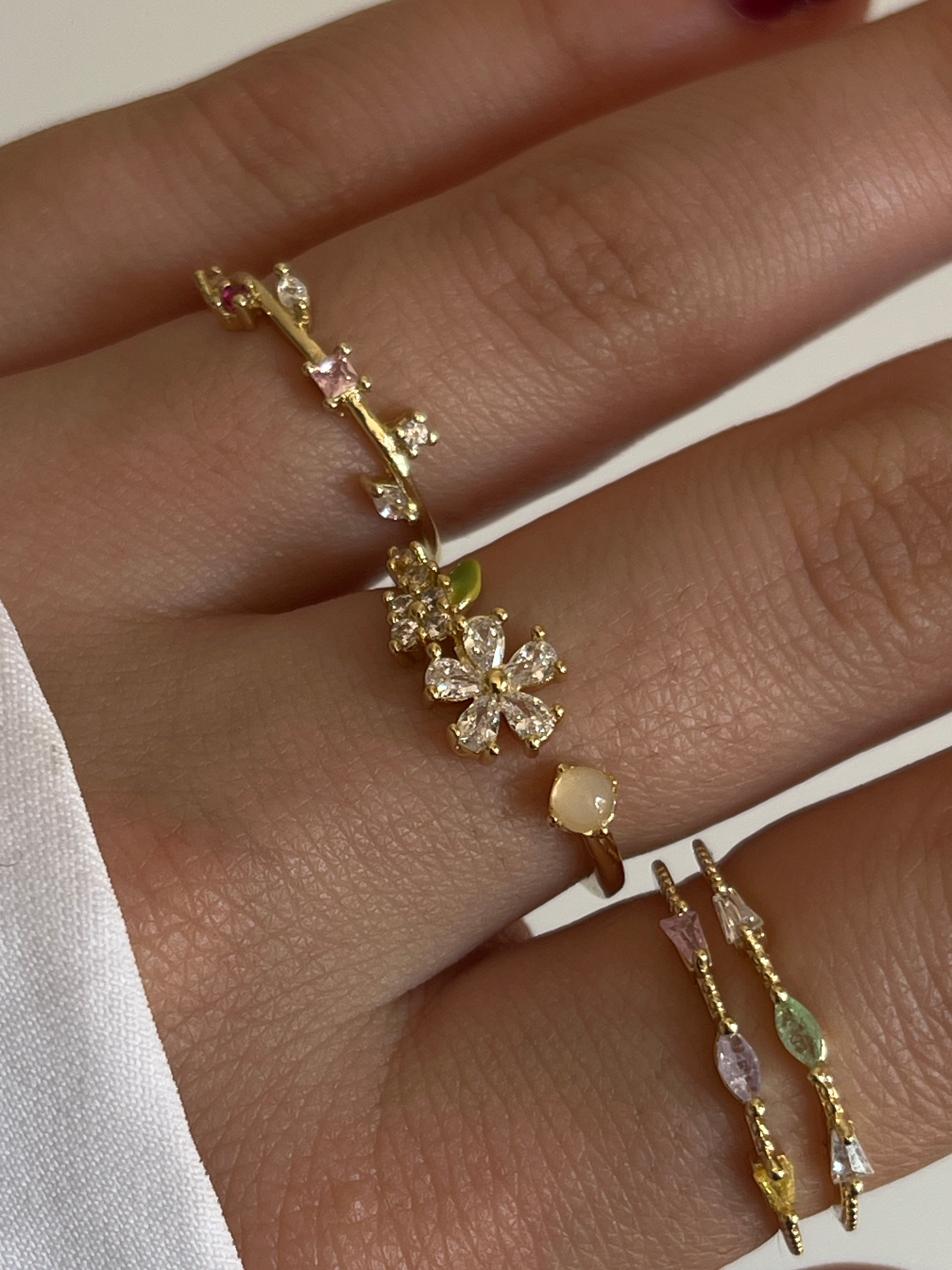 Gold Rengi Zirkon Taşlı Çiçek Model Kadın Yüzük