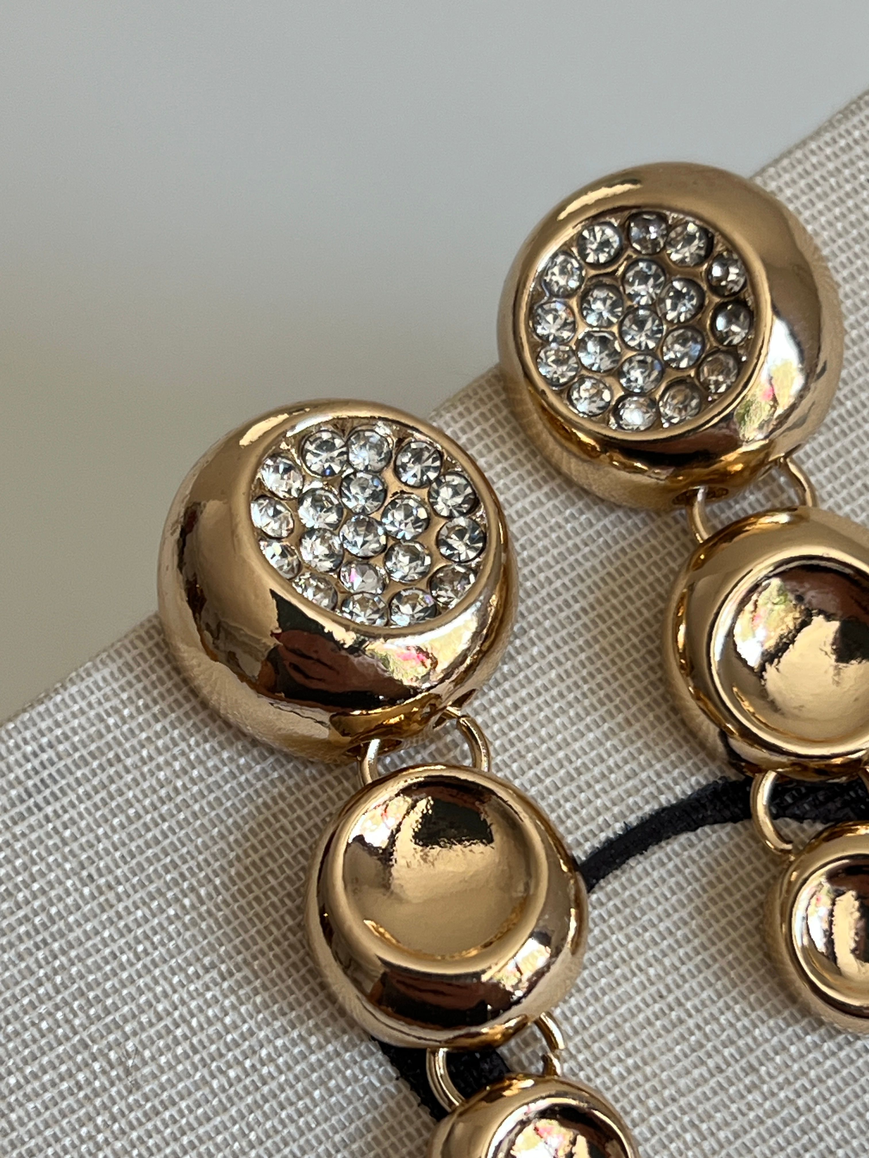 Gold Rengi Zirkon Taşlı Sıralı Yuvarlak Sallantılı Model Kadın Küpe