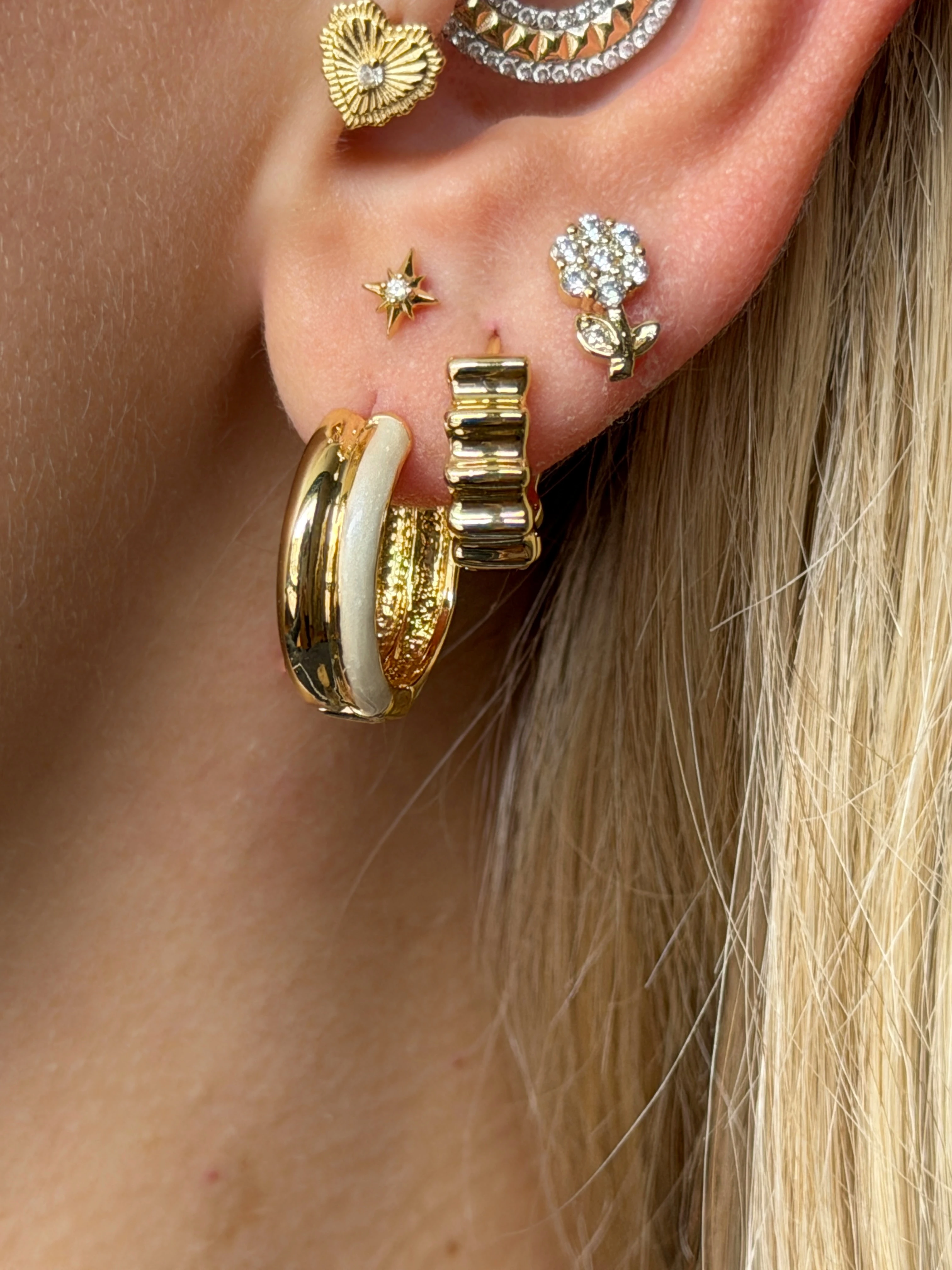 Gold Rengi Tırtıklı Kadın Küpe