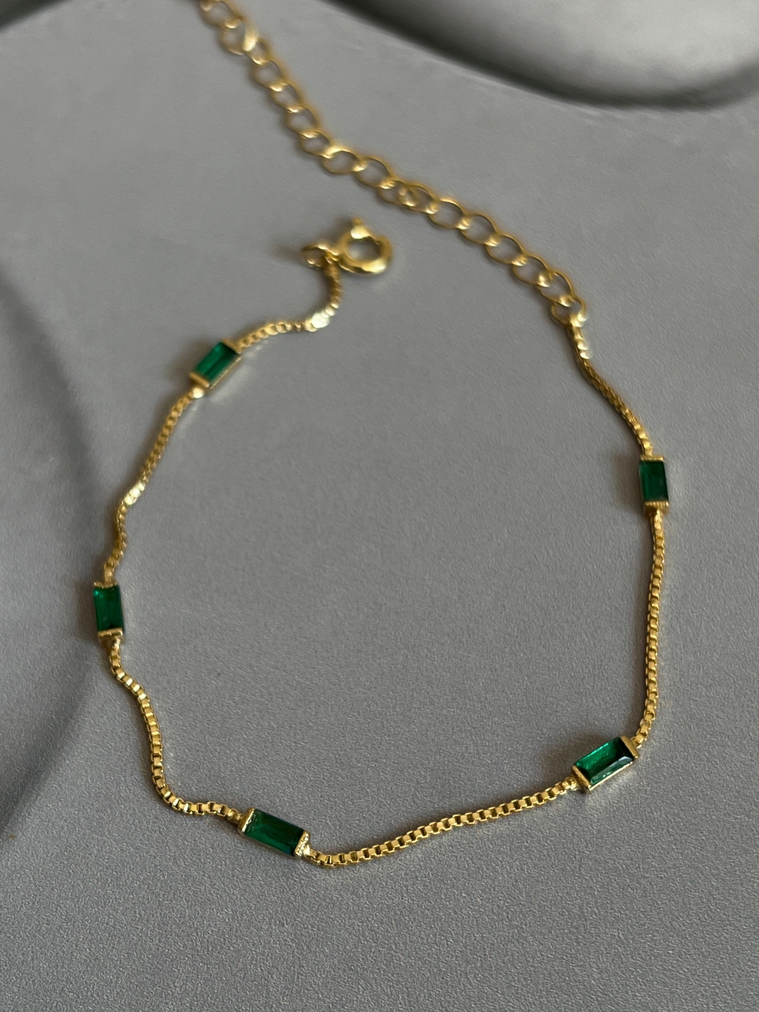 Gold Rengi Yeşil Baget Zirkon Taş Detaylı Kadın Bileklik