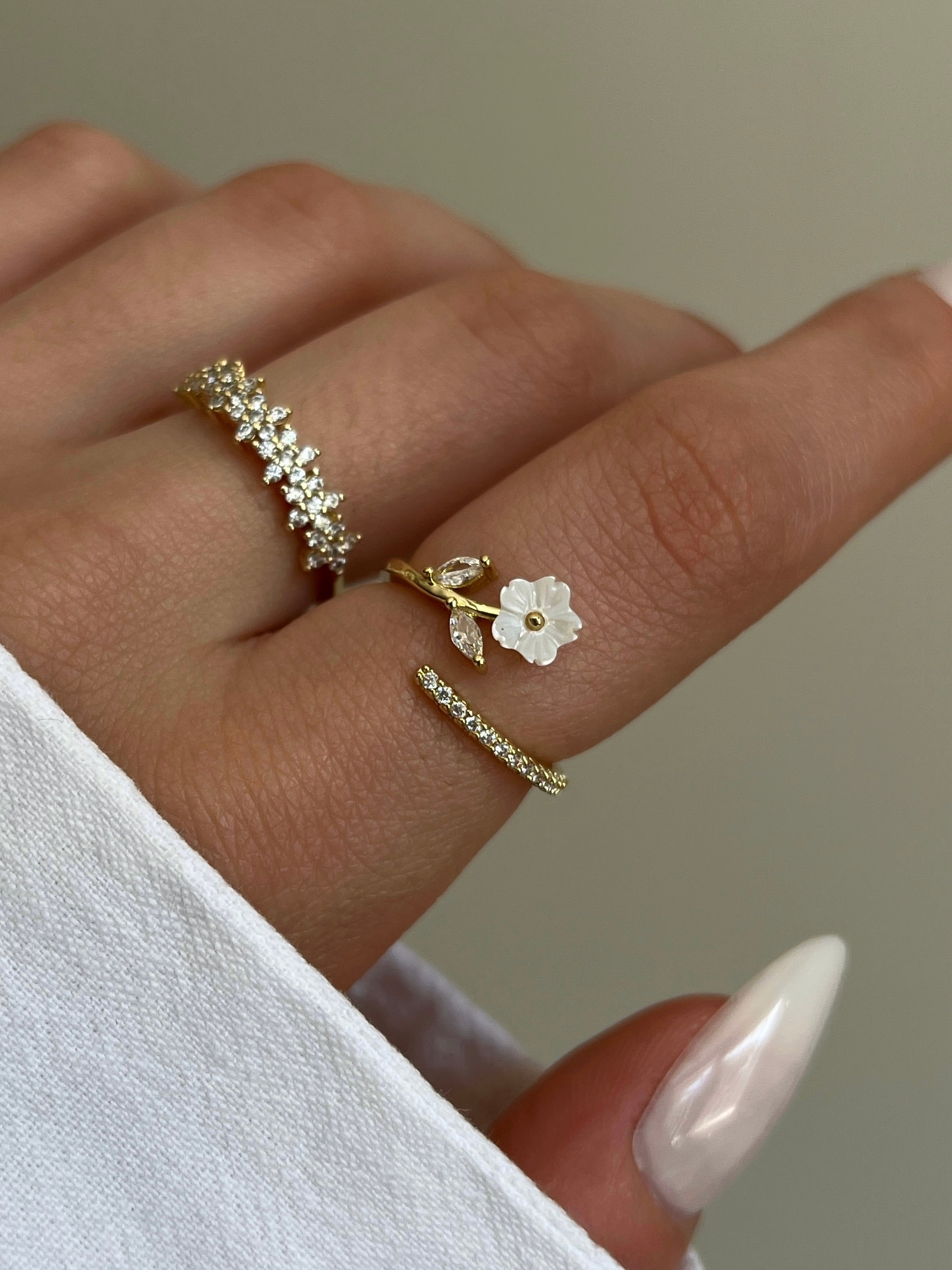 Gold Rengi Zirkon Taş Detaylı Çiçek Model Kadın Yüzük