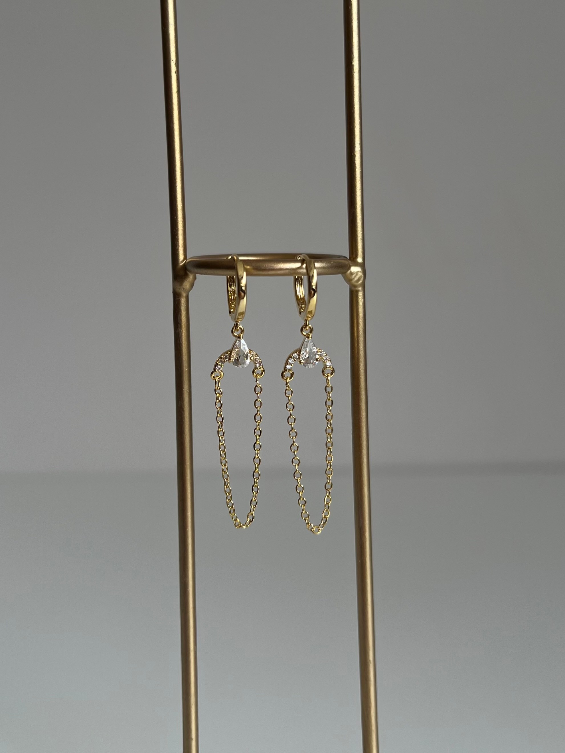 Gold Rengi Damla Zirkon Taş Detaylı Zincir Sallantılı Kadın Küpe
