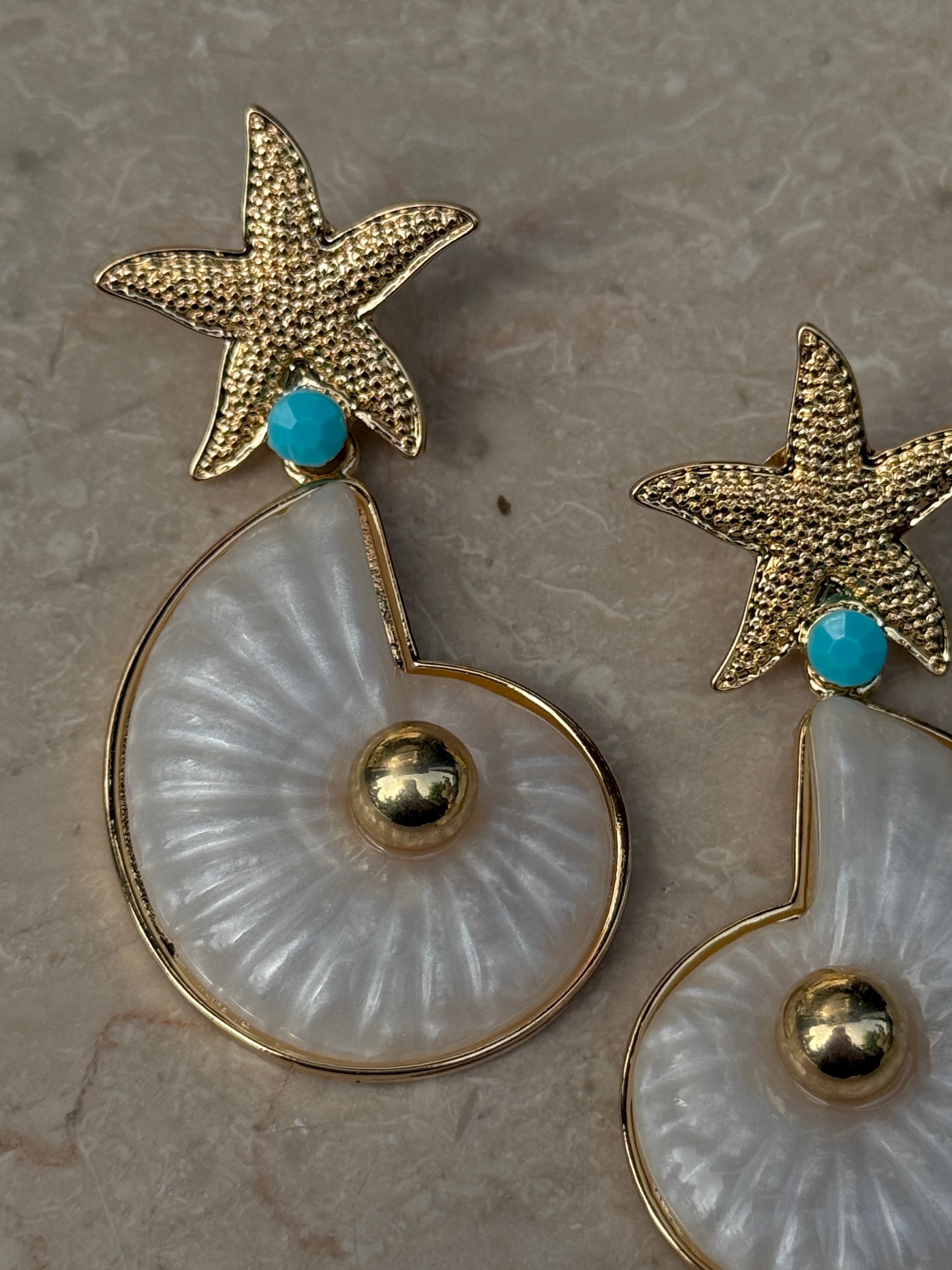 Gold Rengi Deniz Yıldızı Detaylı Beyaz Kabuk Model Kadın Küpe