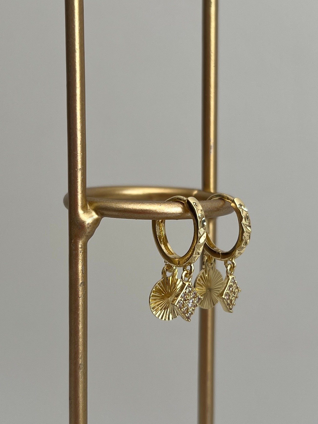 Gold Rengi Zirkon Taşlı Yuvarlak Ve Kare Uç Detay Sallantılı Kadın Halka Küpe