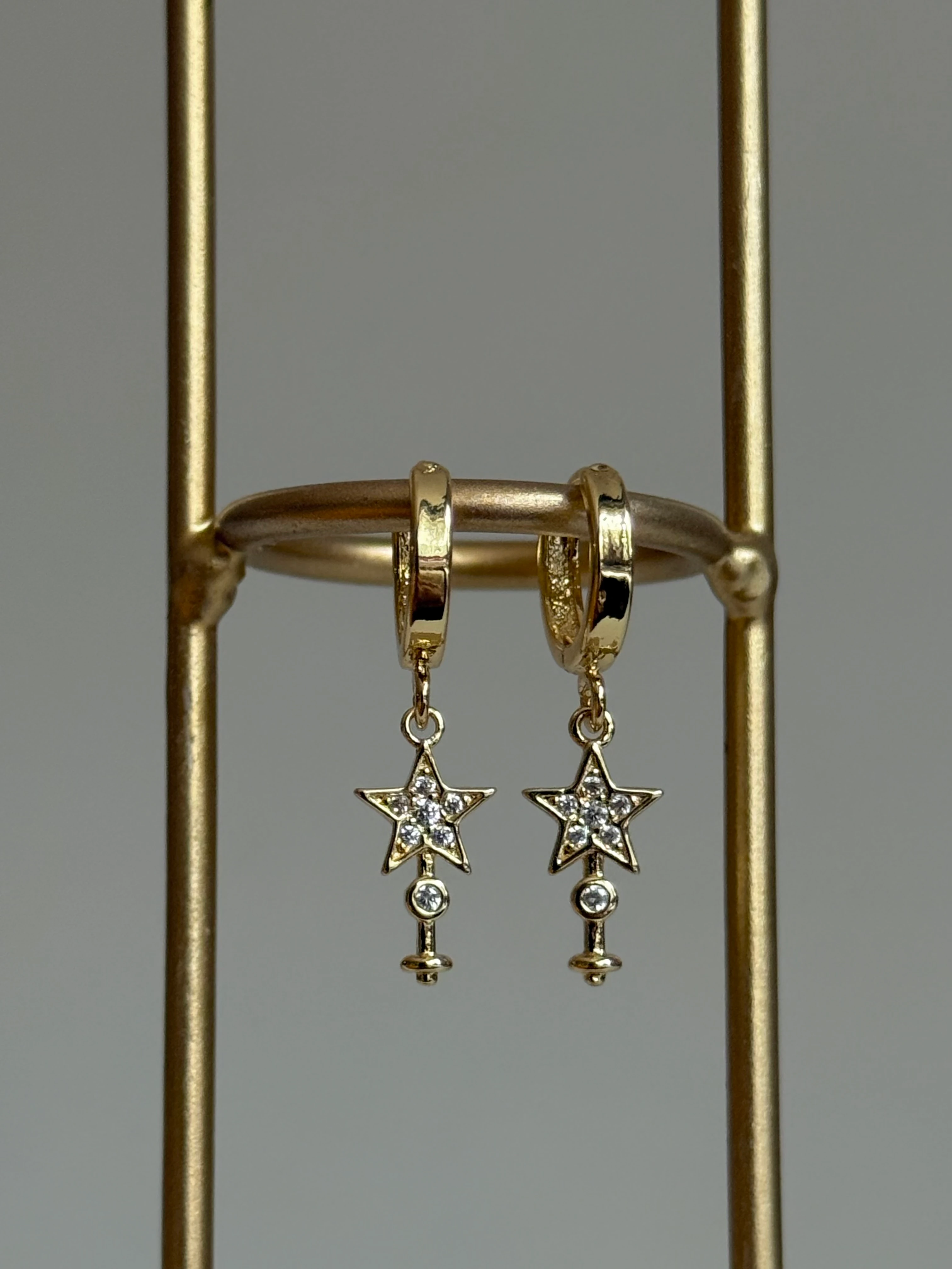 Gold Rengi Yıldız Sallantılı Küpe