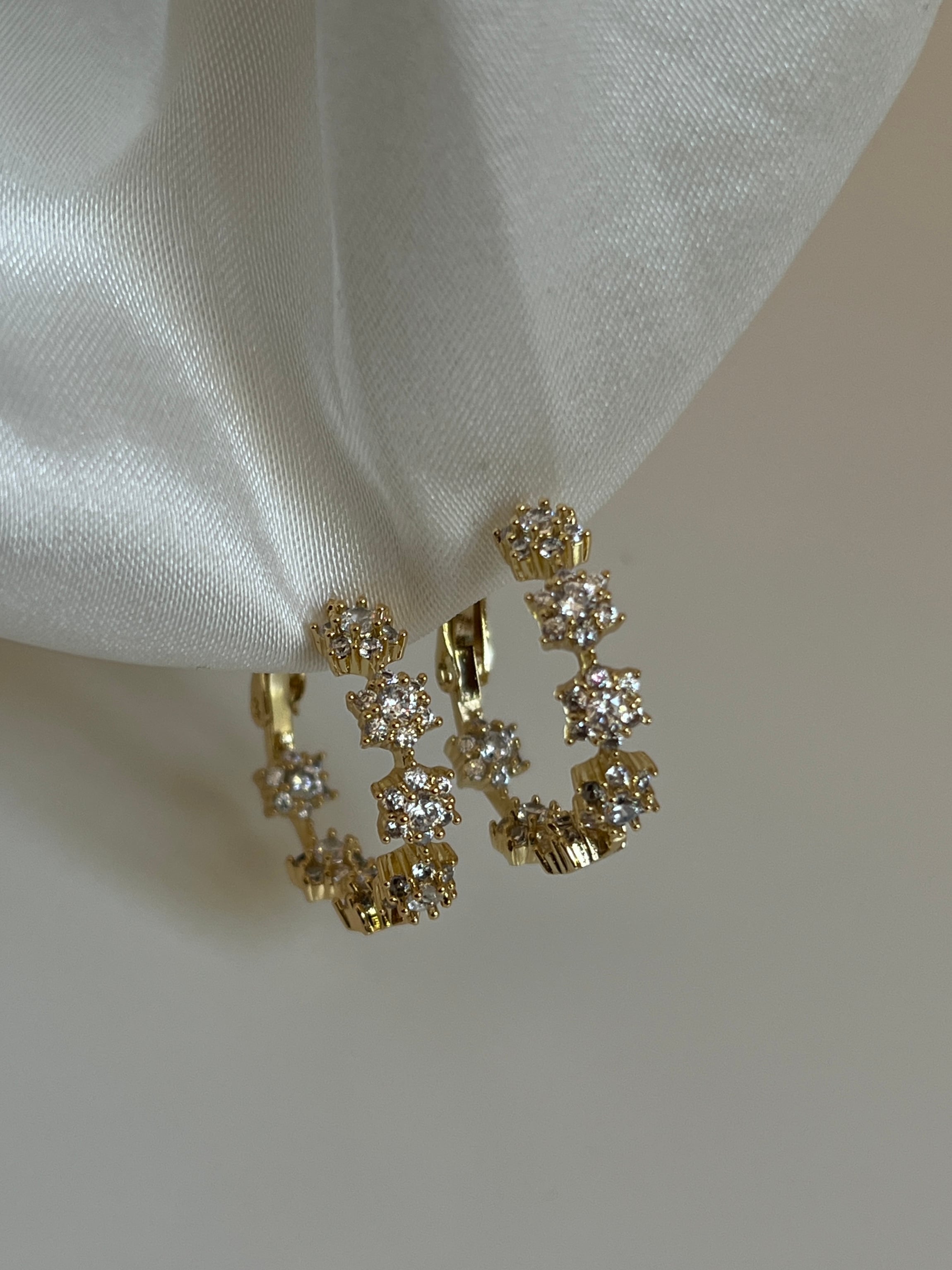 Gold Rengi  Zirkon Taşlı Çiçek Model Kadın Halka Küpe