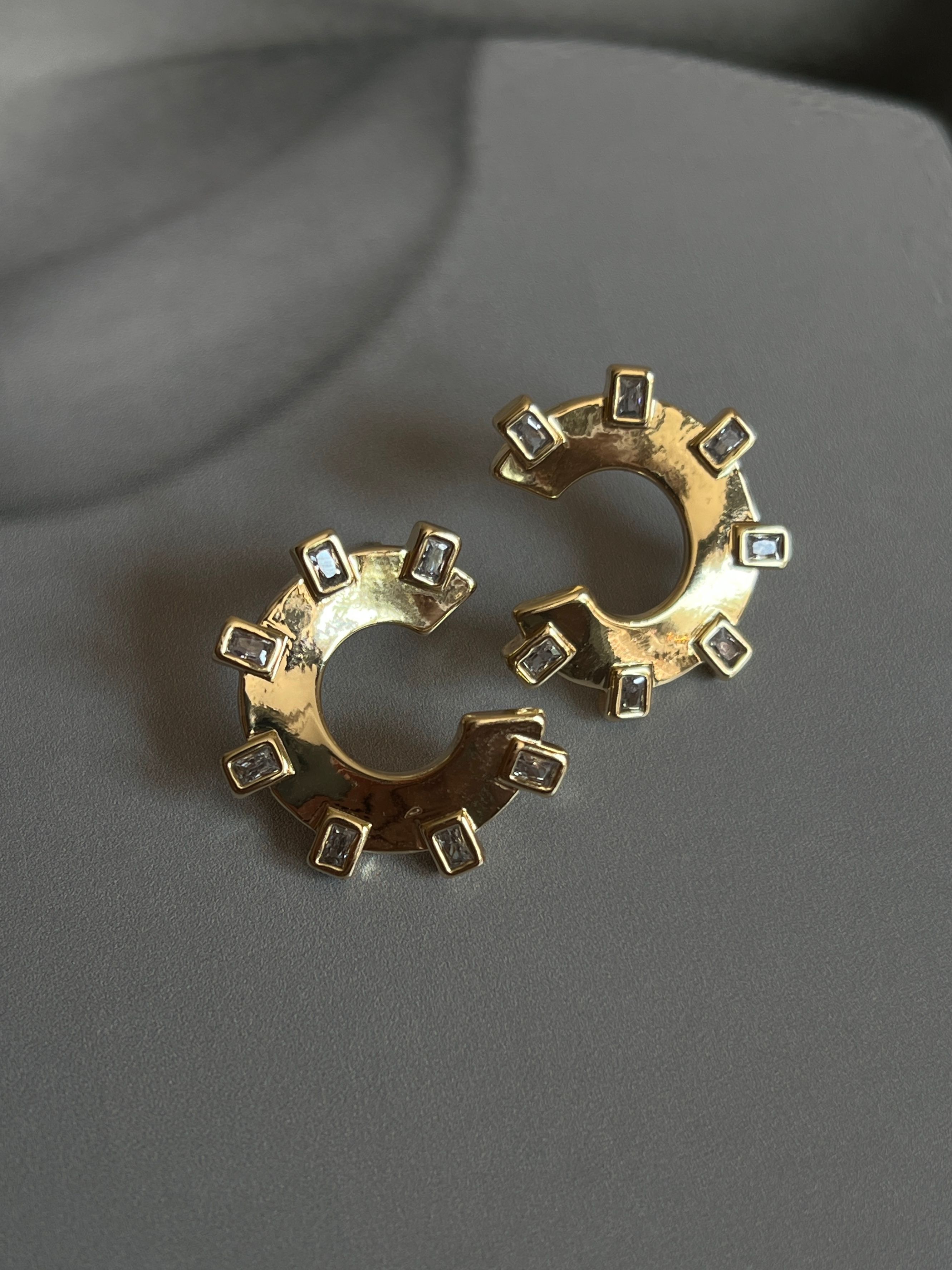 Gold Rengi Zirkon Taş Detaylı Yuvarlak Model Kadın Küpe