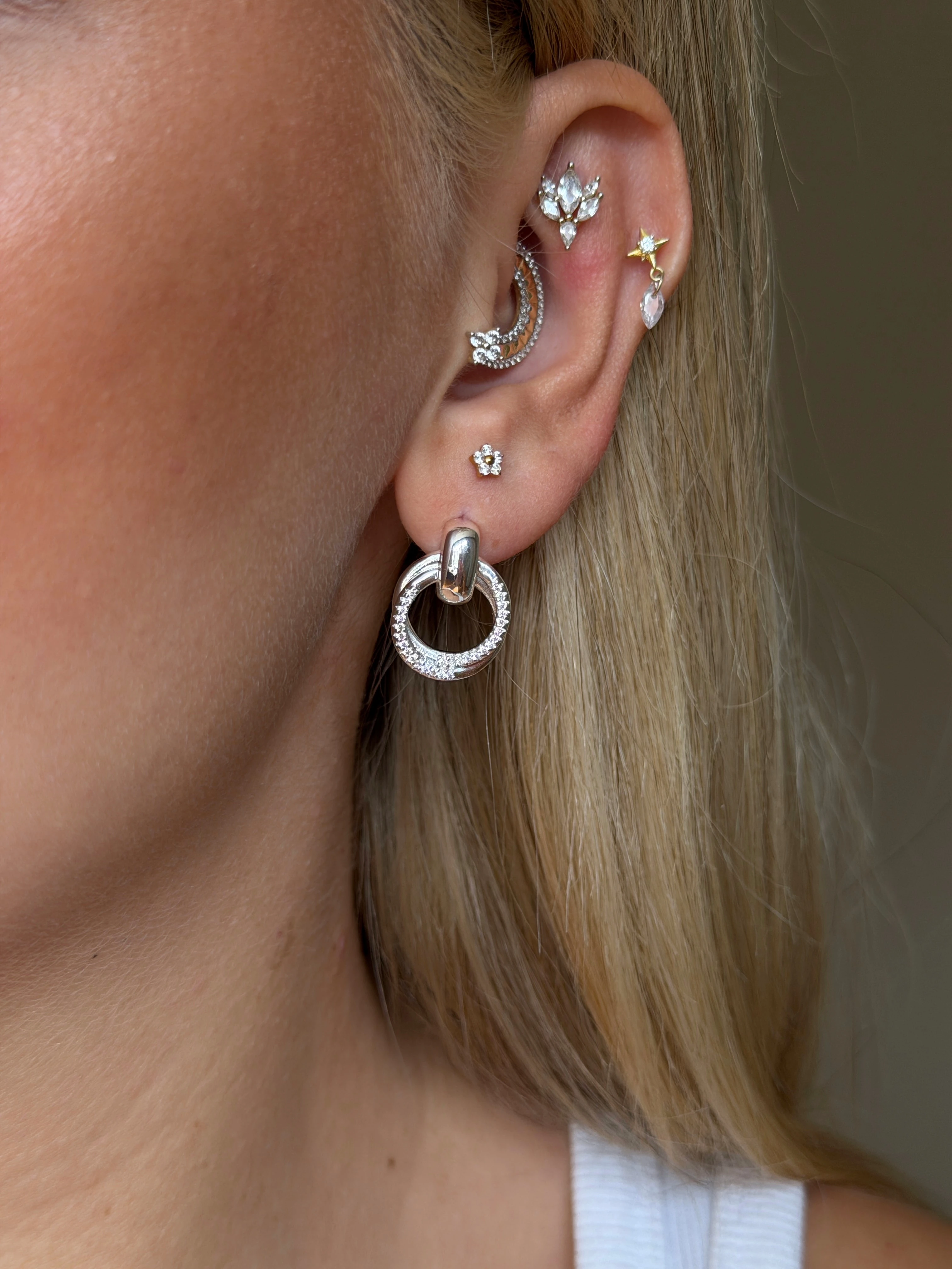 Zirkon Taş Detaylı İki Sıra Yuvarlak Kadın Küpe