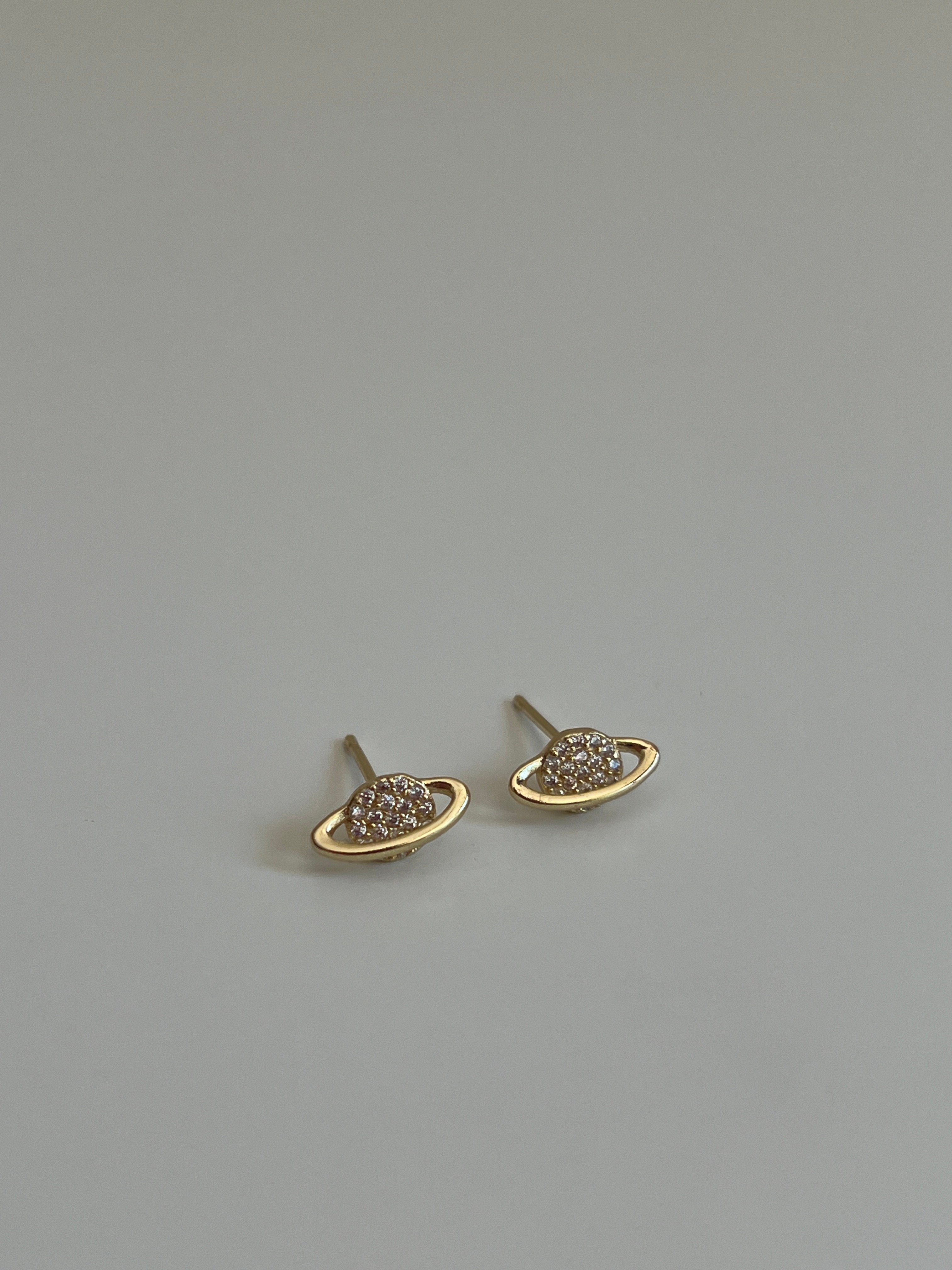 Gold Rengi Zirkon Taşlı Satürn Model Kadın Minimal Küpe