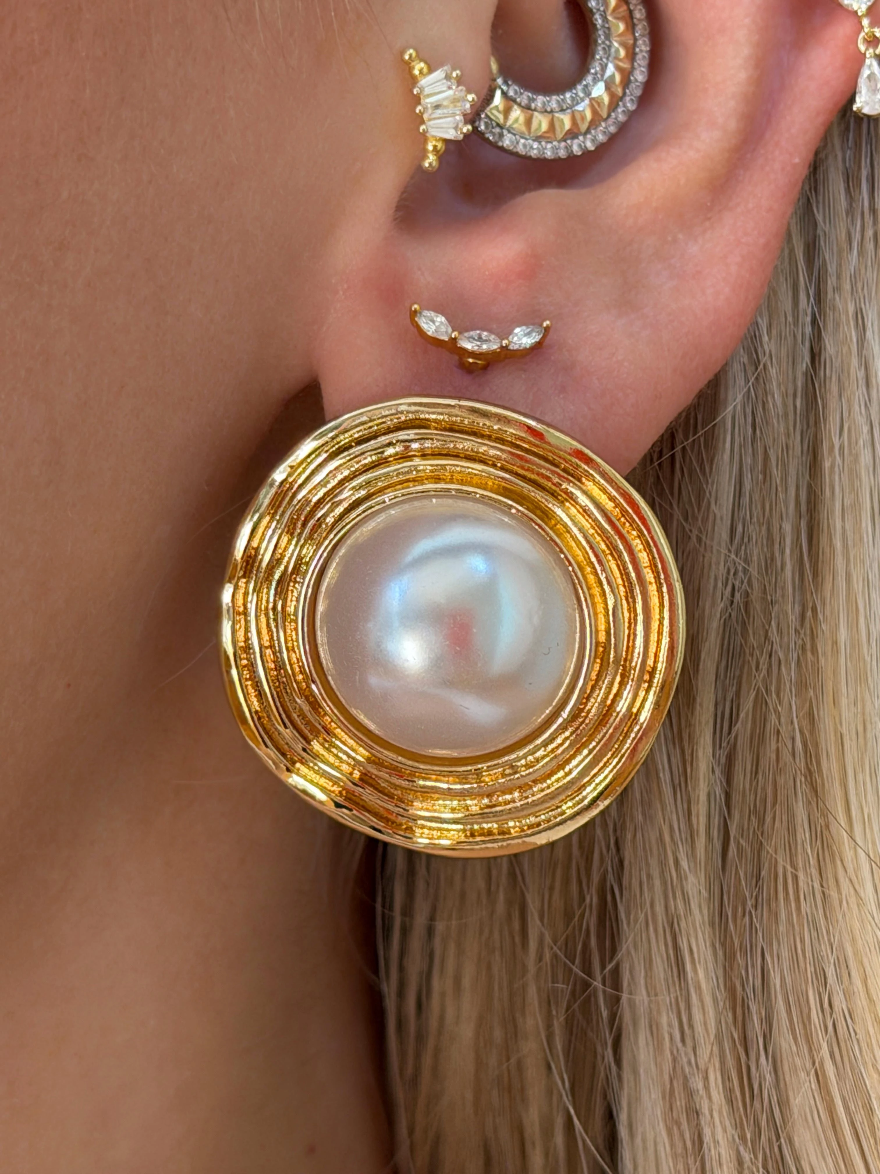 Gold Rengi Beyaz Taş Detaylı Yuvarlak Model Kadın Küpe