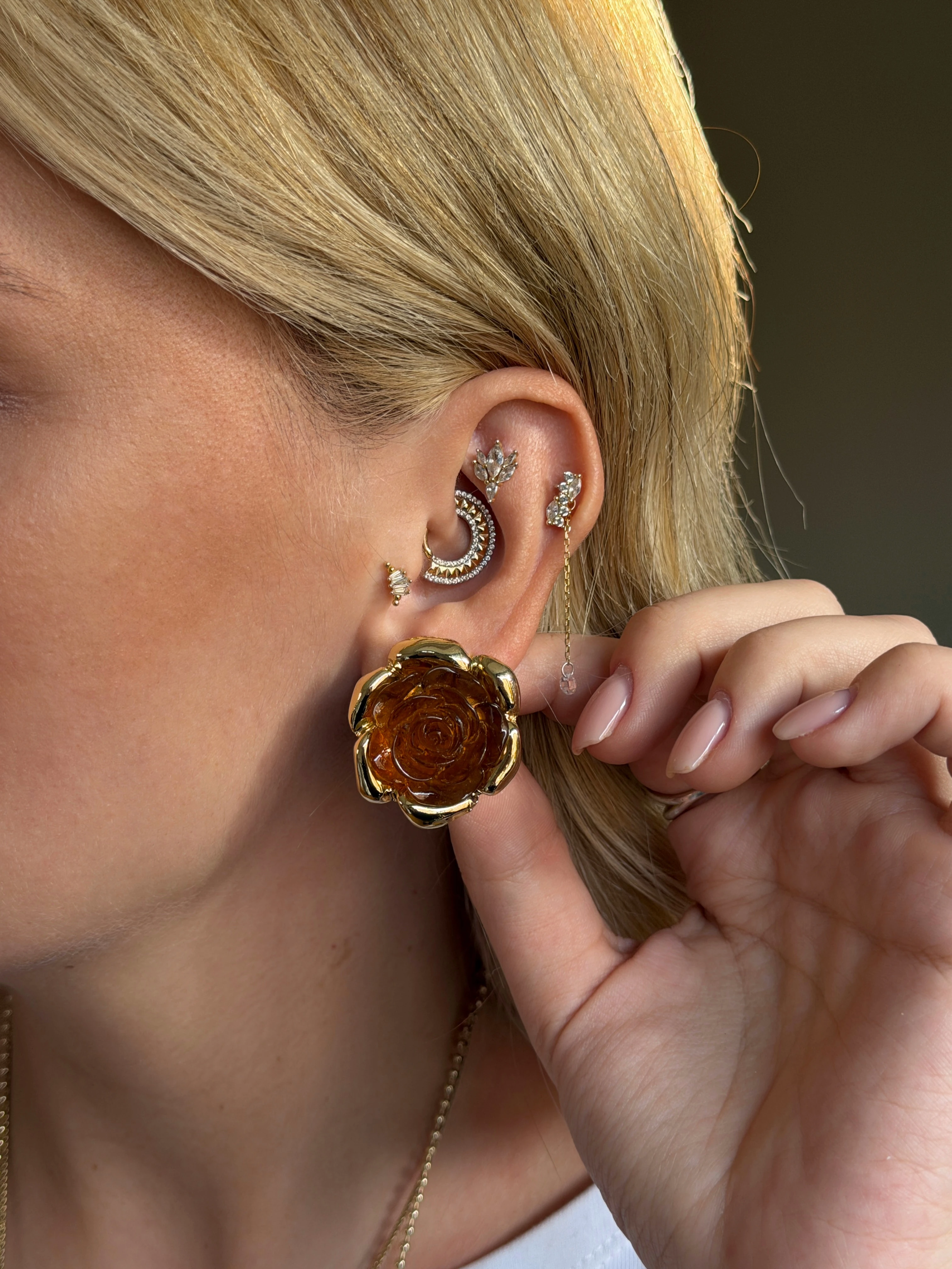 Gold Rengi Kahverengi Çiçek Model Kadın Küpe