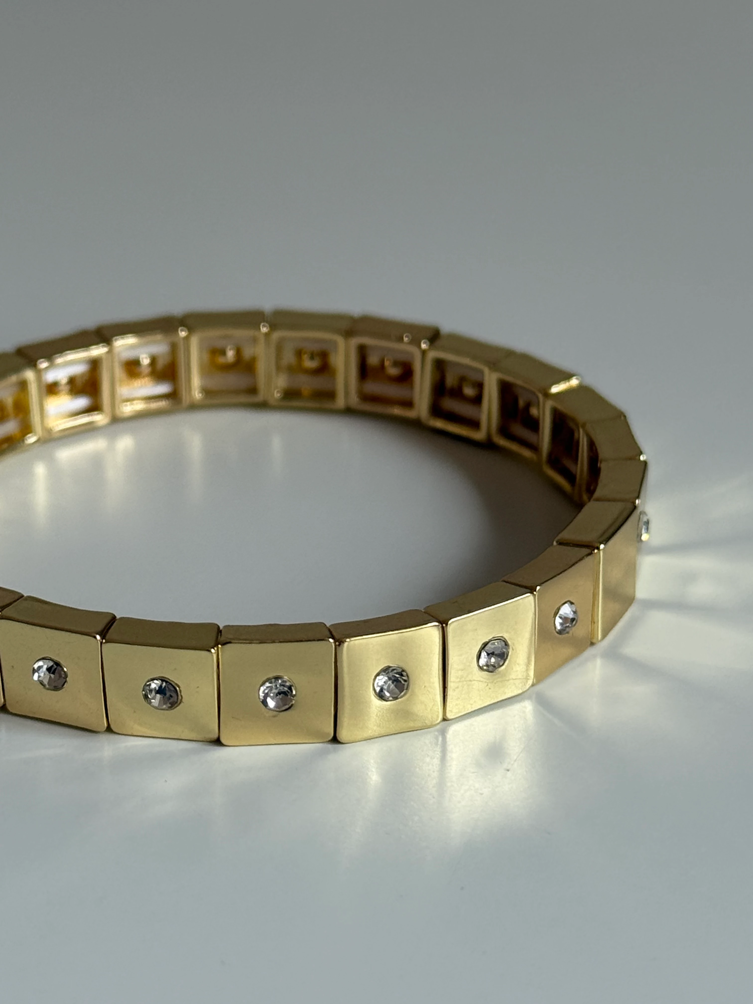 Gold Rengi Tek Taş Detaylı Kare Blok Model Kadın Bileklik