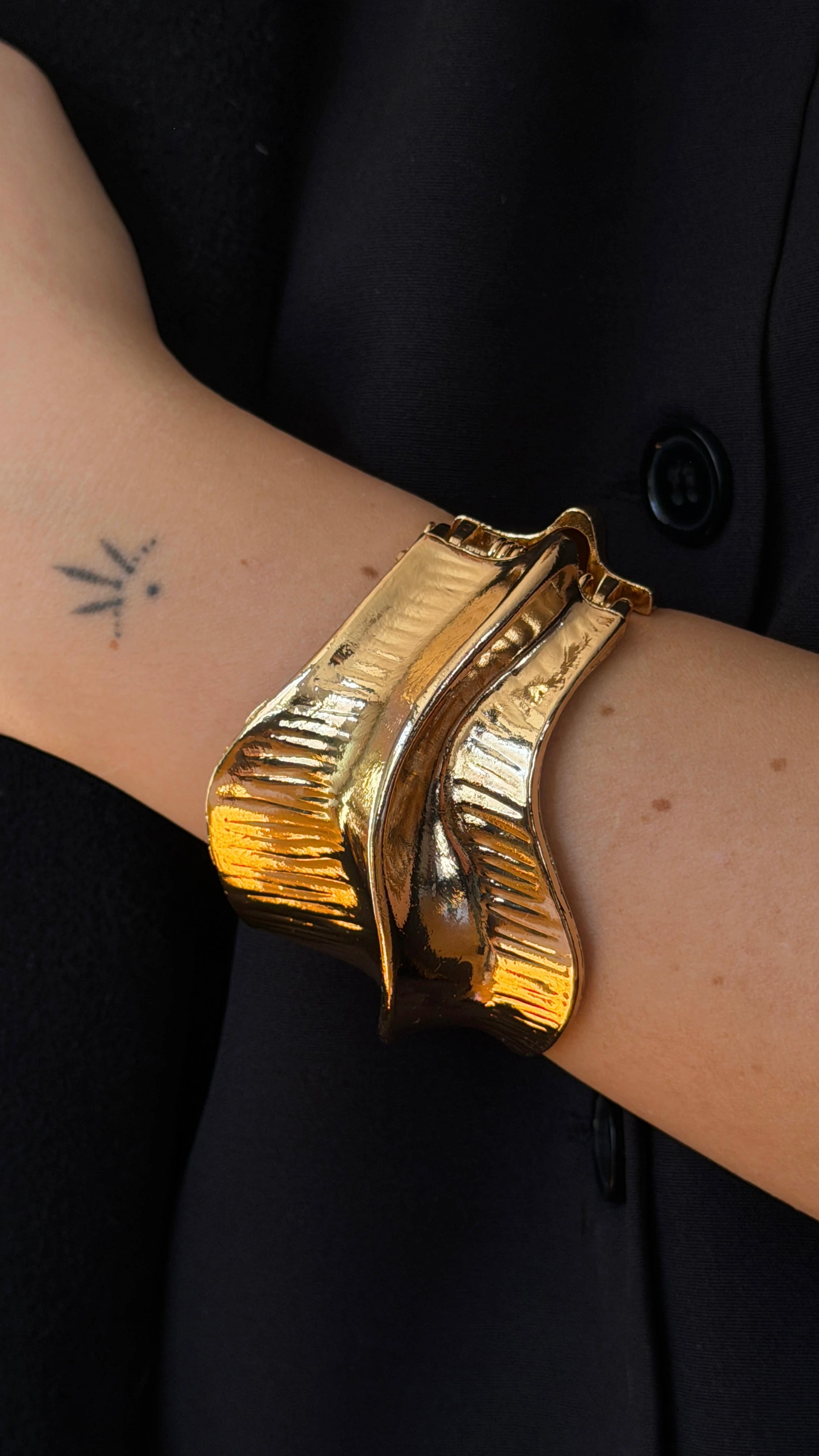 Gold Rengi Asimetrik Model Kadın Kelepçe Bileklik