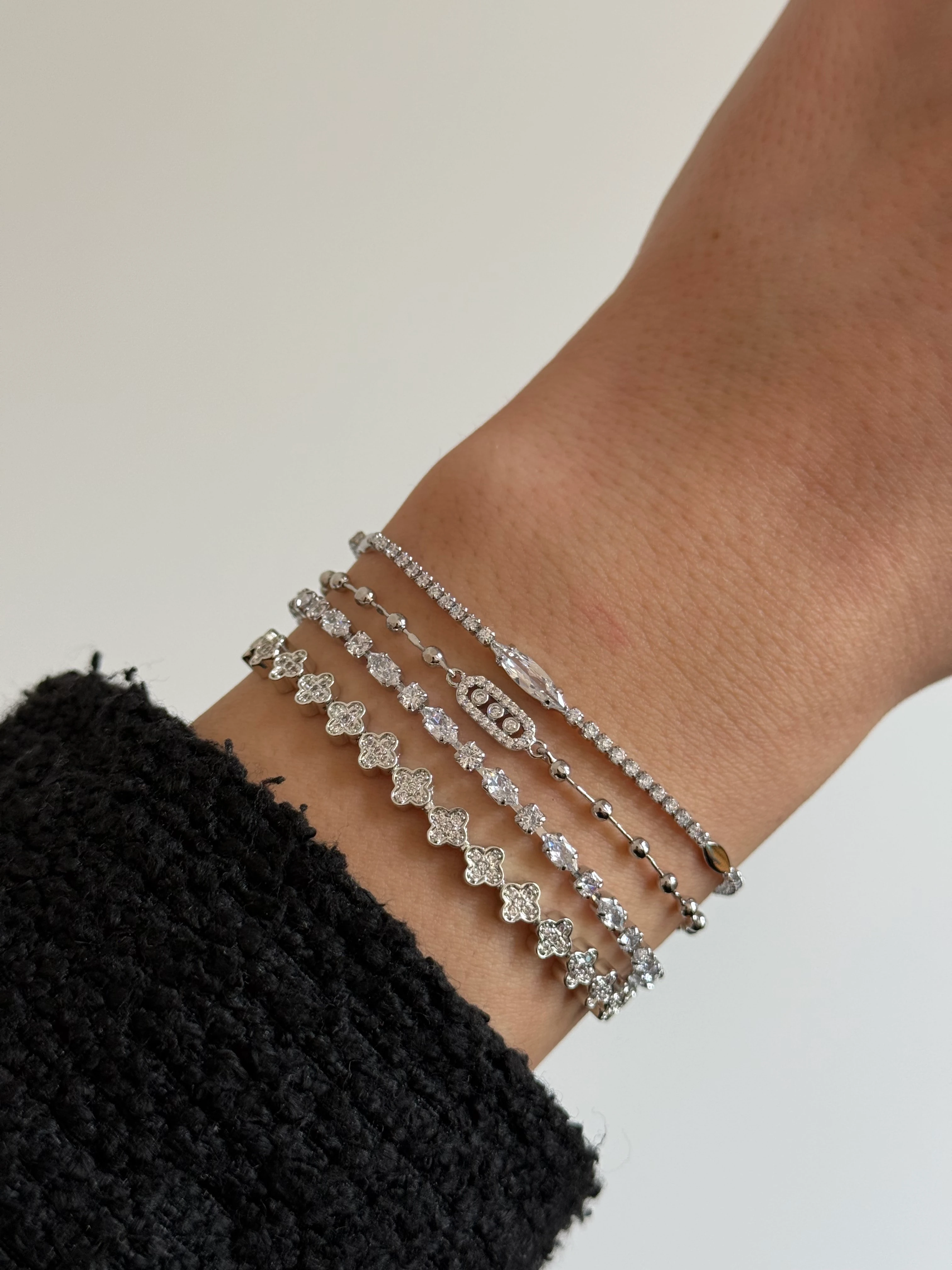 Gümüş Renk Sıralı Yonca Model Kadın Bileklik