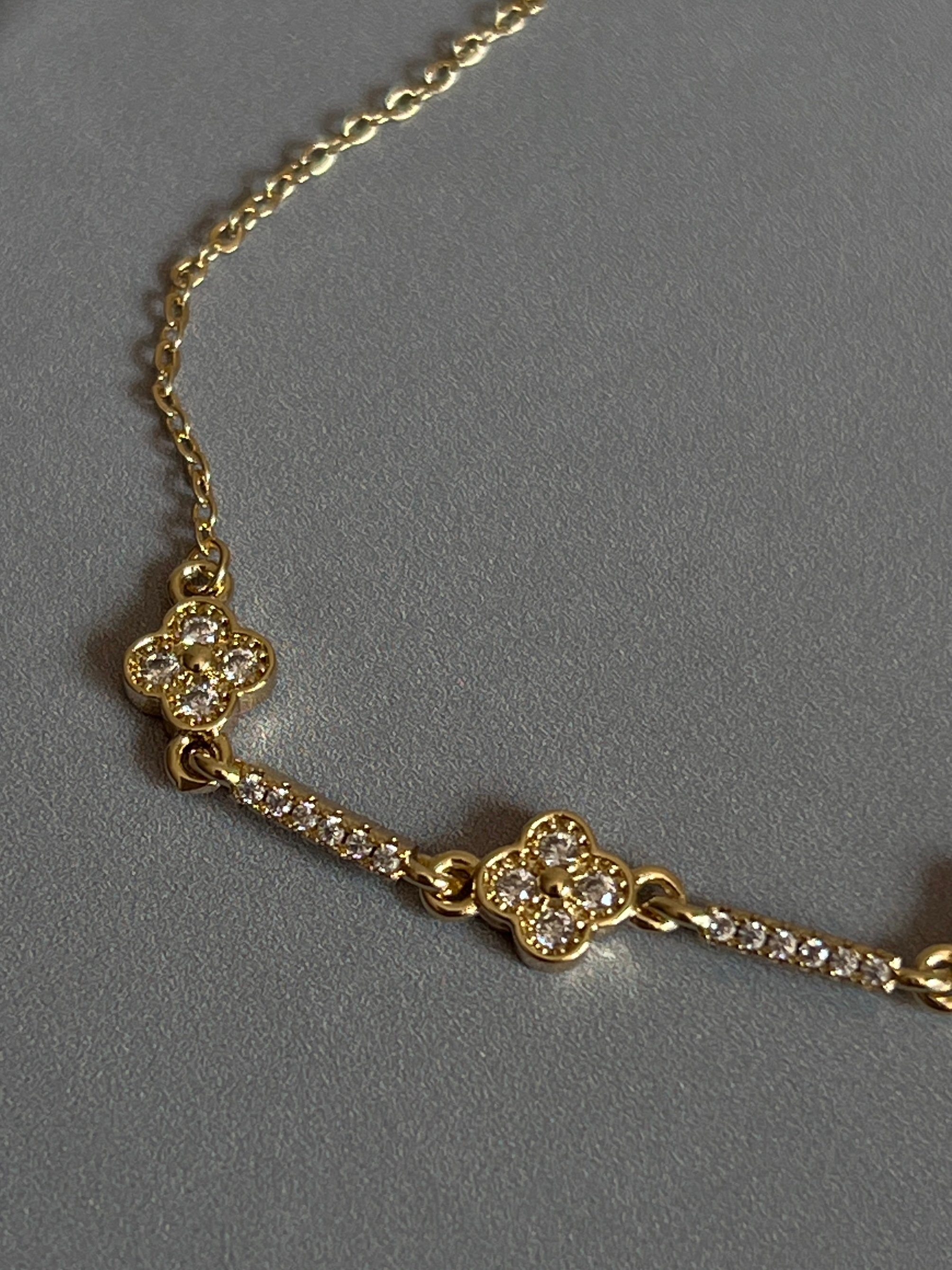 Gold Rengi Zirkon Taşlı Yonca Model Kadın Bileklik