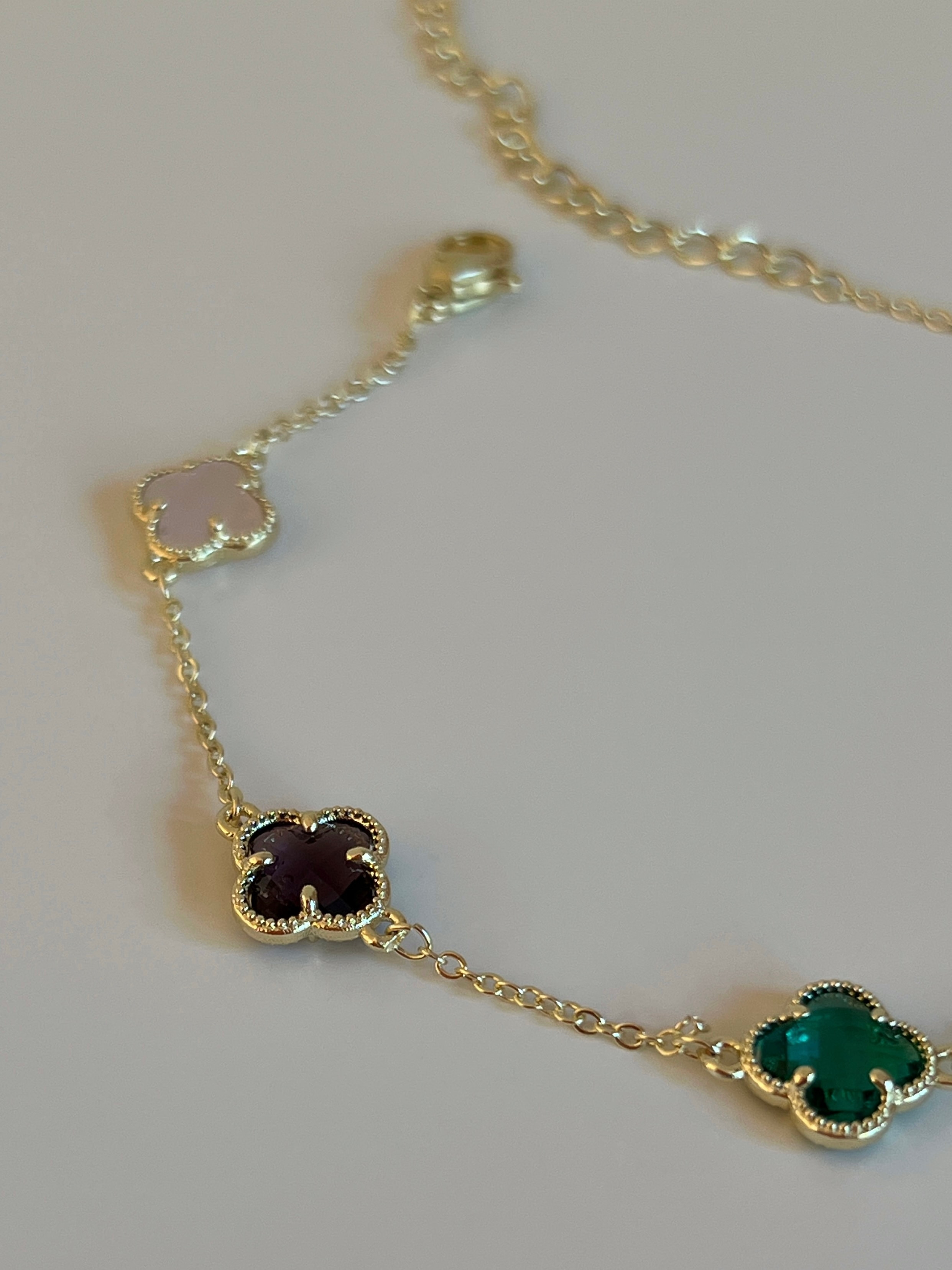 Gold Rengi Mix Renk Yonca Model Kadın Bileklik
