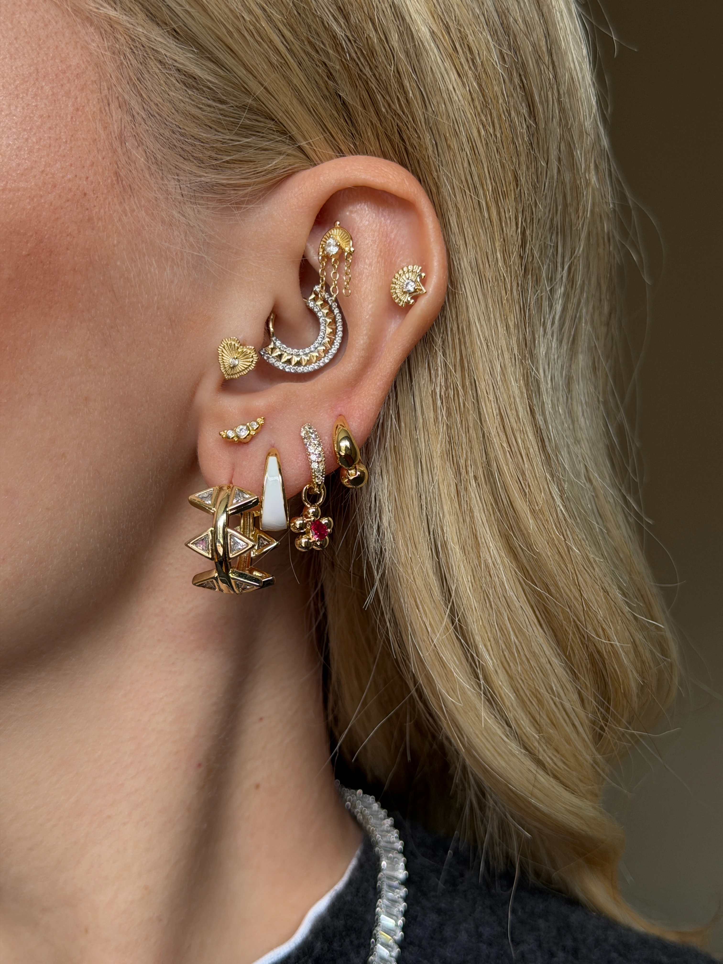 Gold Rengi Üçgen Detaylı Halka Kadın Küpe