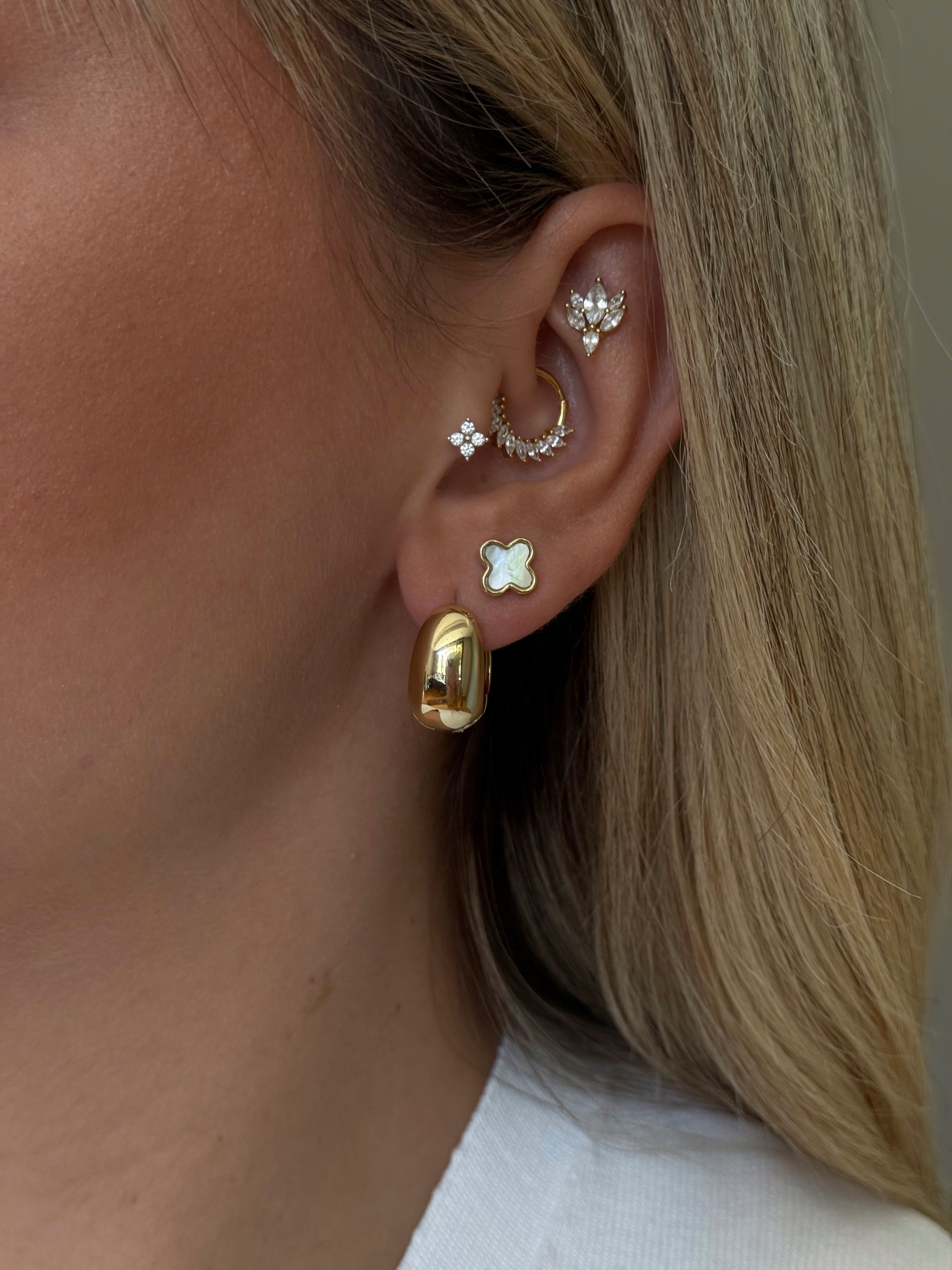 Gold Rengi Sedef Taşlı Yonca Model Kadın Minimal Küpe