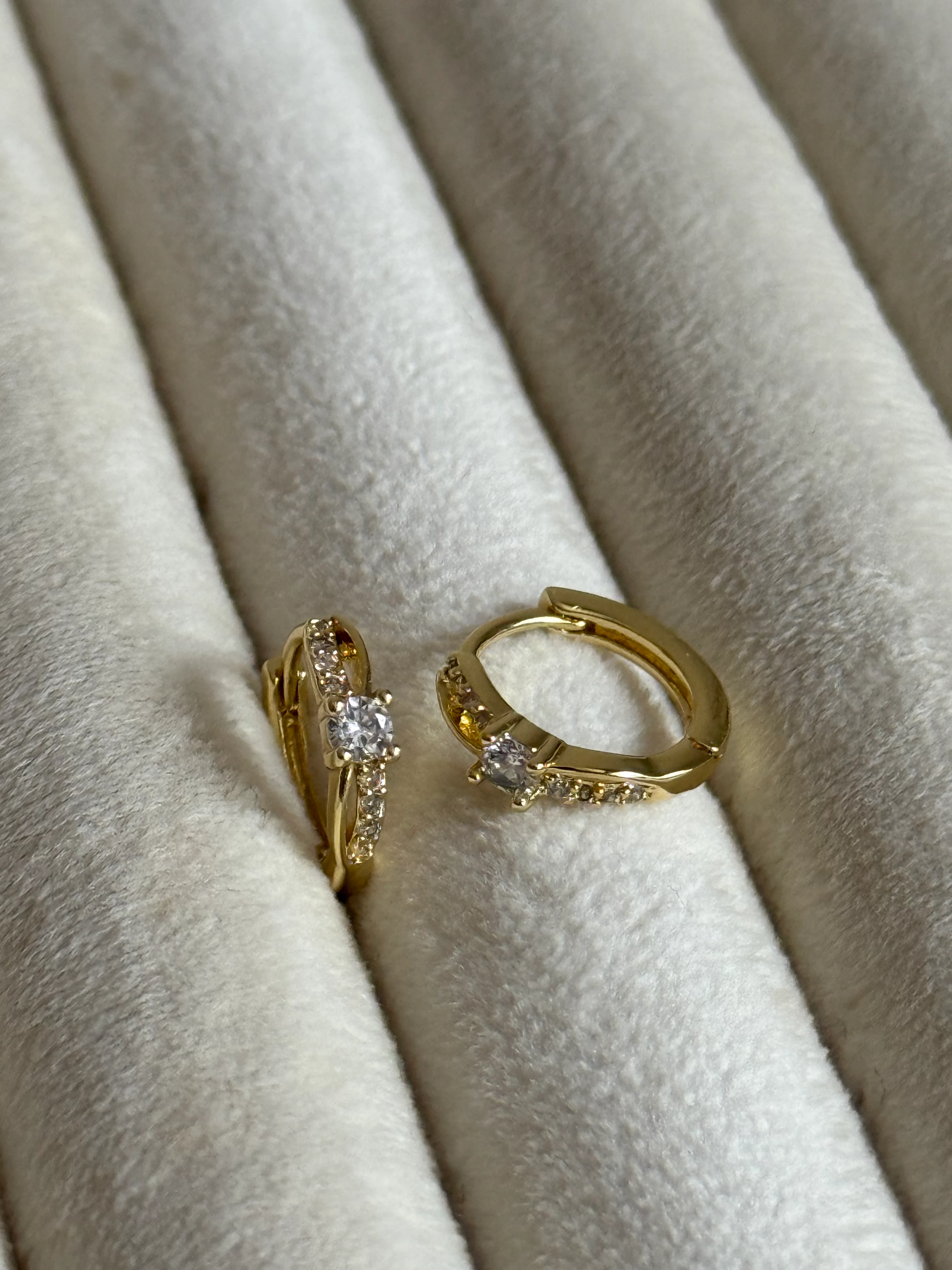 Gold Rengi Sonsuzluk Model Taş Detaylı Minimal Kadın Küpe