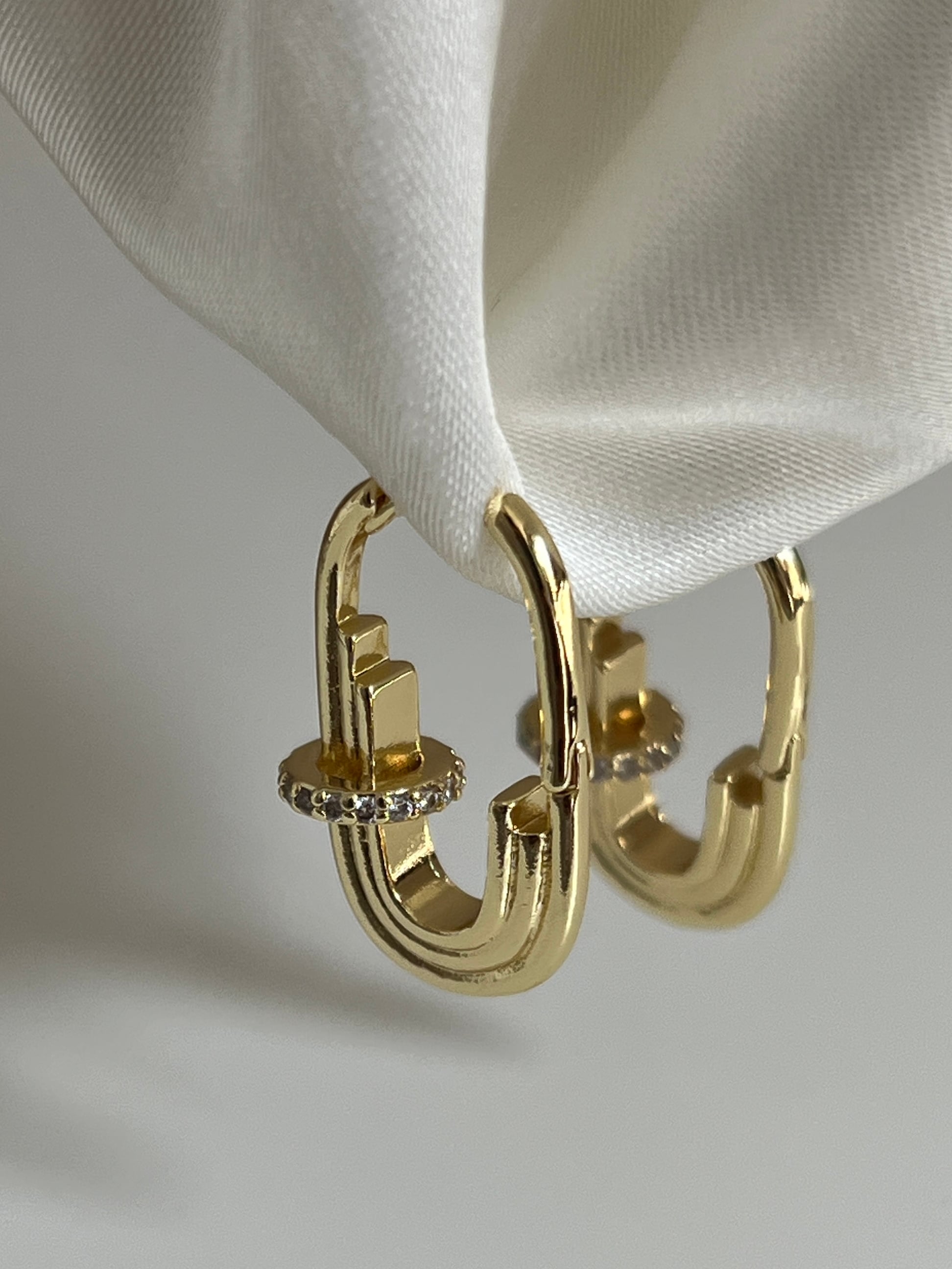 Gold Rengi Zirkon Taşlı Oval Model Kadın Küpe