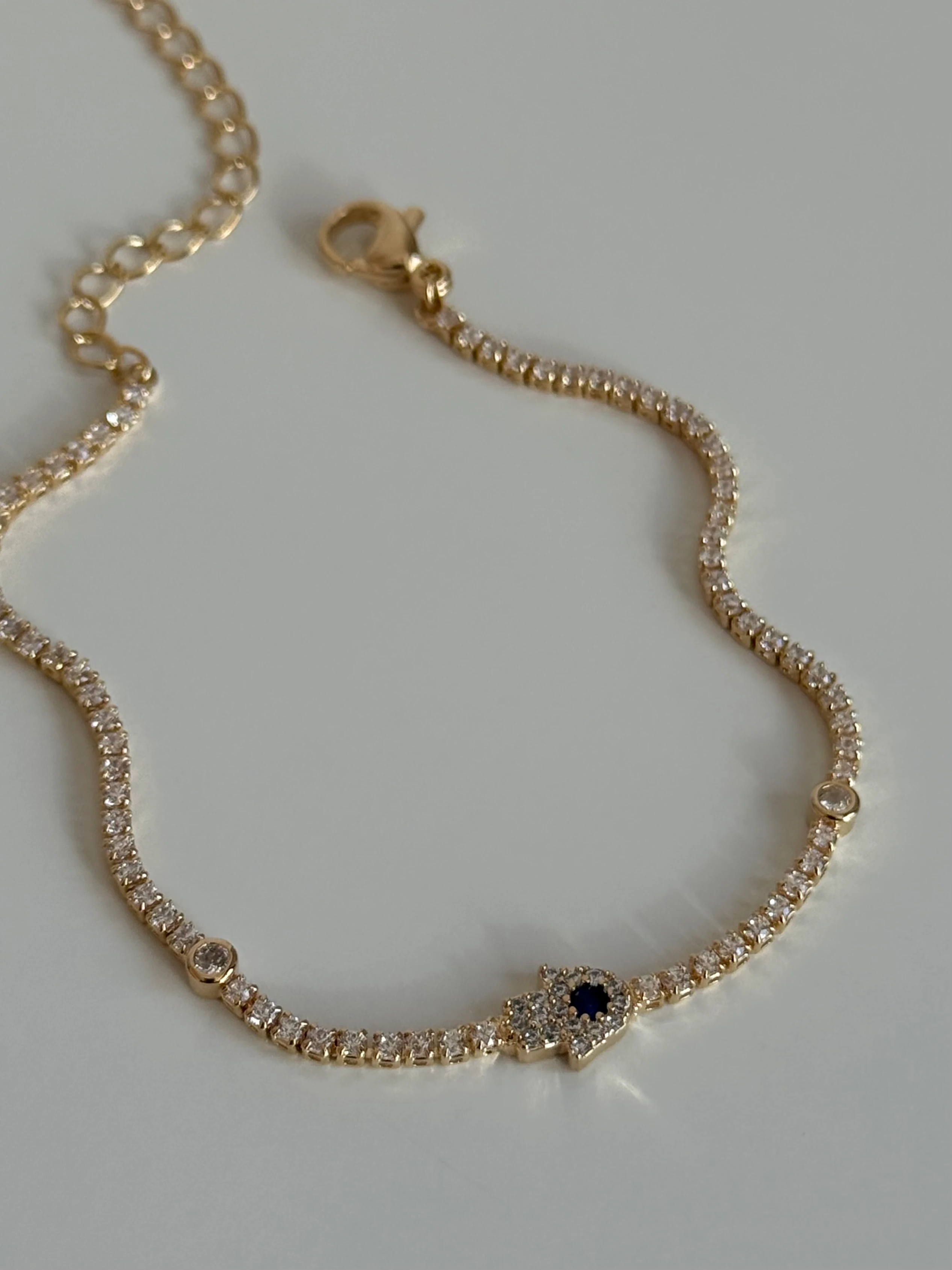 Gold Rengi Lacivert Taşlı Fatmanın Eli Kadın Bileklik