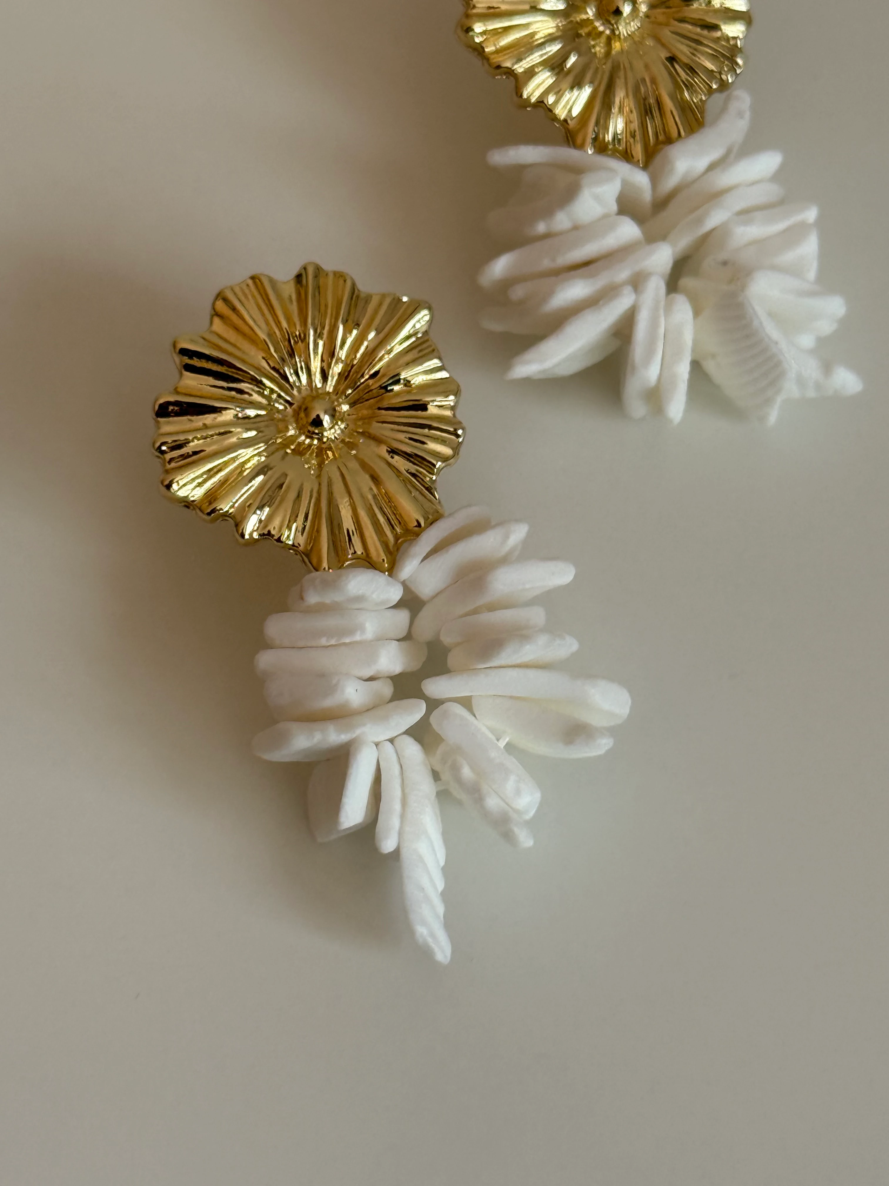 Gold Rengi Çiçekli Beyaz Taş Sallantılı Kadın Küpe