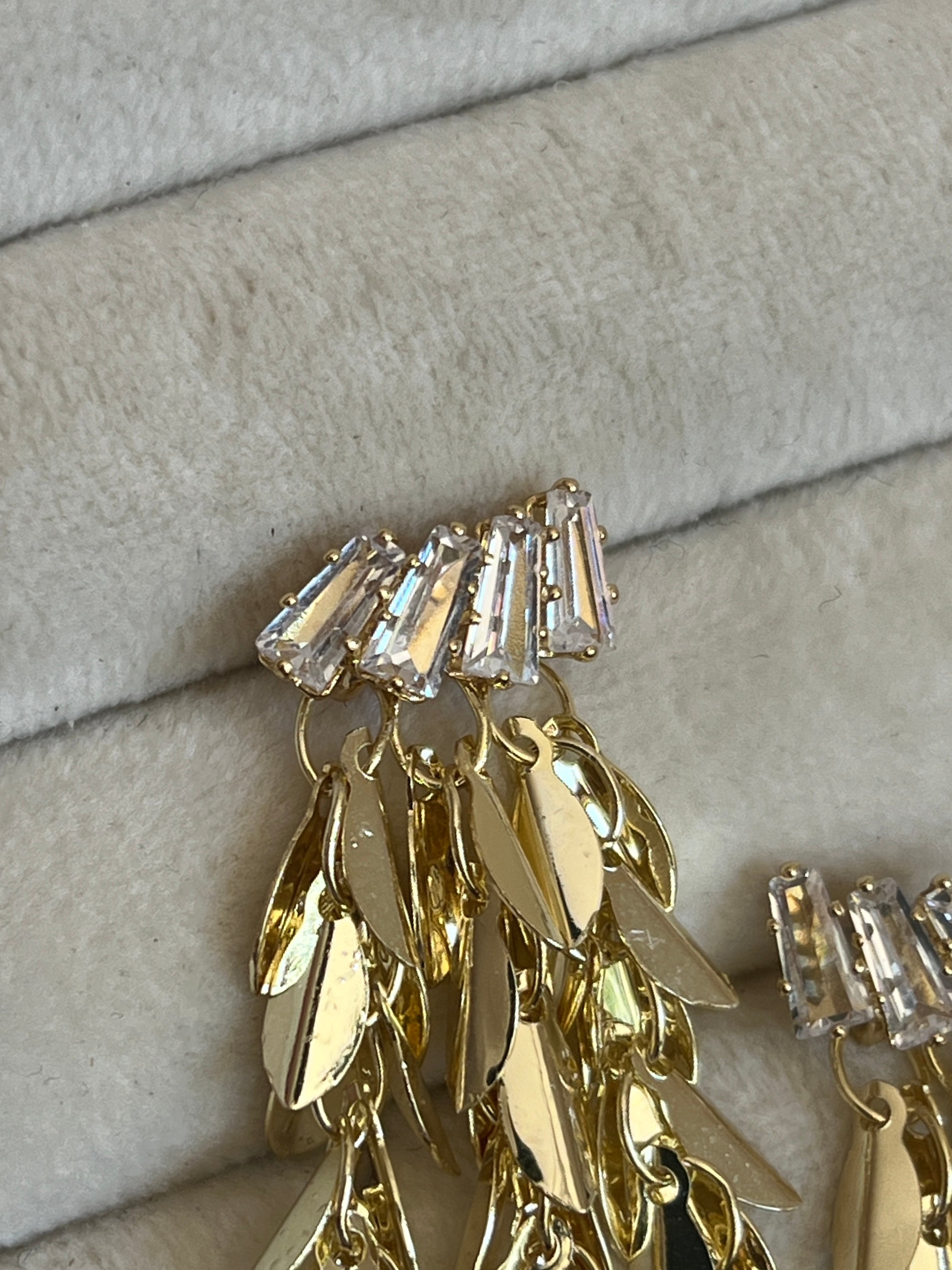 Gold Rengi Baget Taşlı Yaprak Model Sallantılı Kadın Küpe