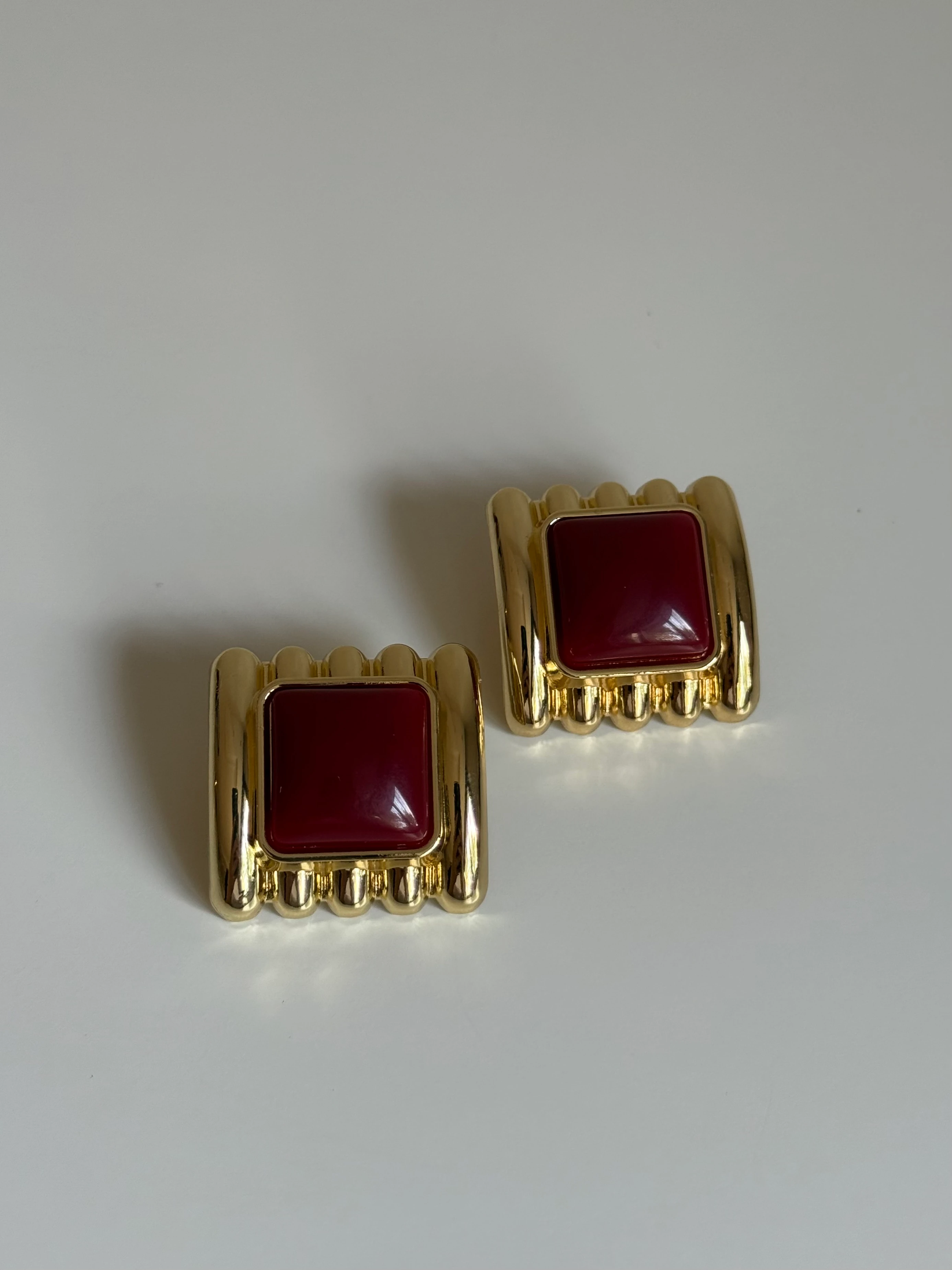 Gold Rengi Tırtıklı Kare Model Kadın Küpe