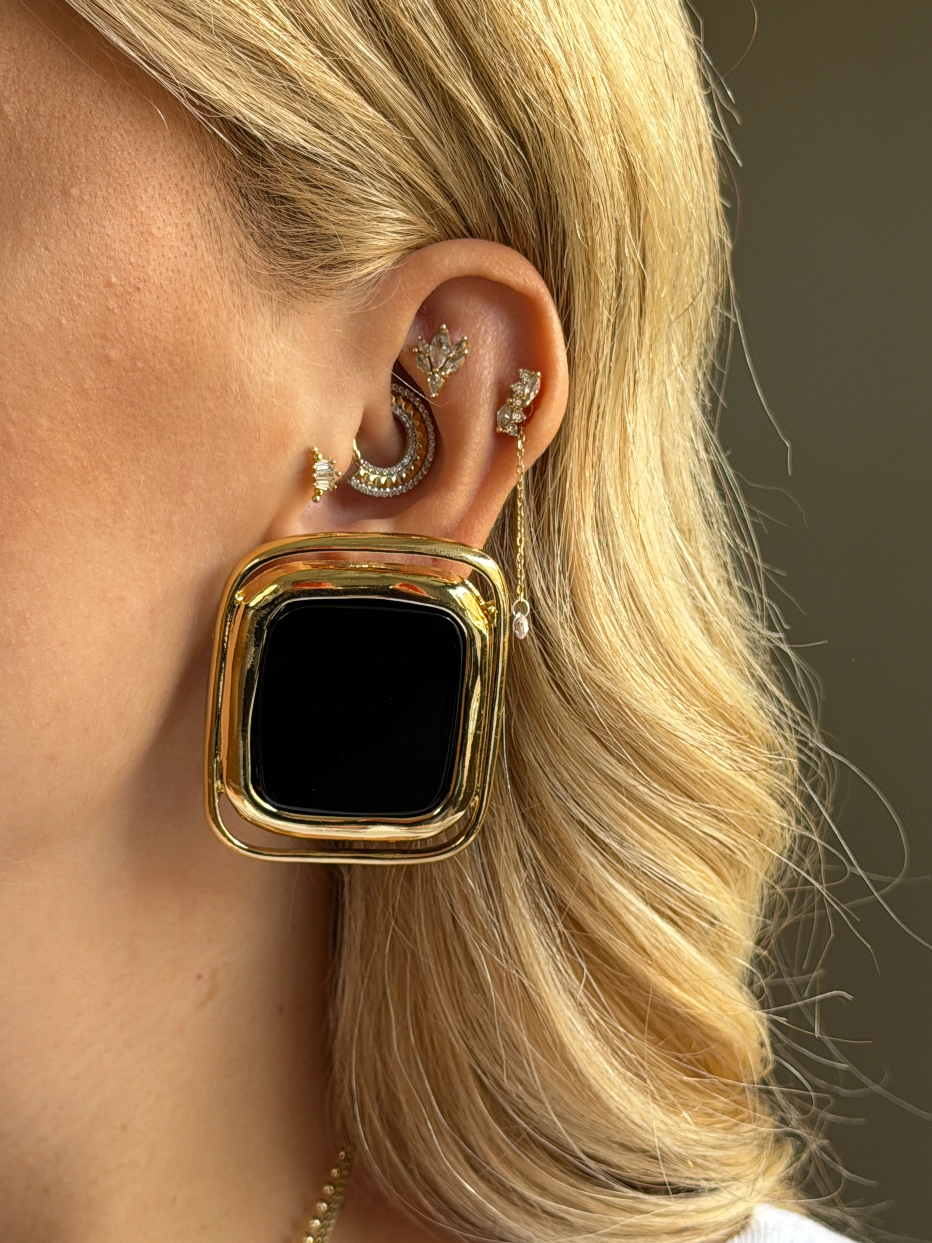 Gold Rengi Siyah Taşlı Dikdörtgen Model Kadın Küpe